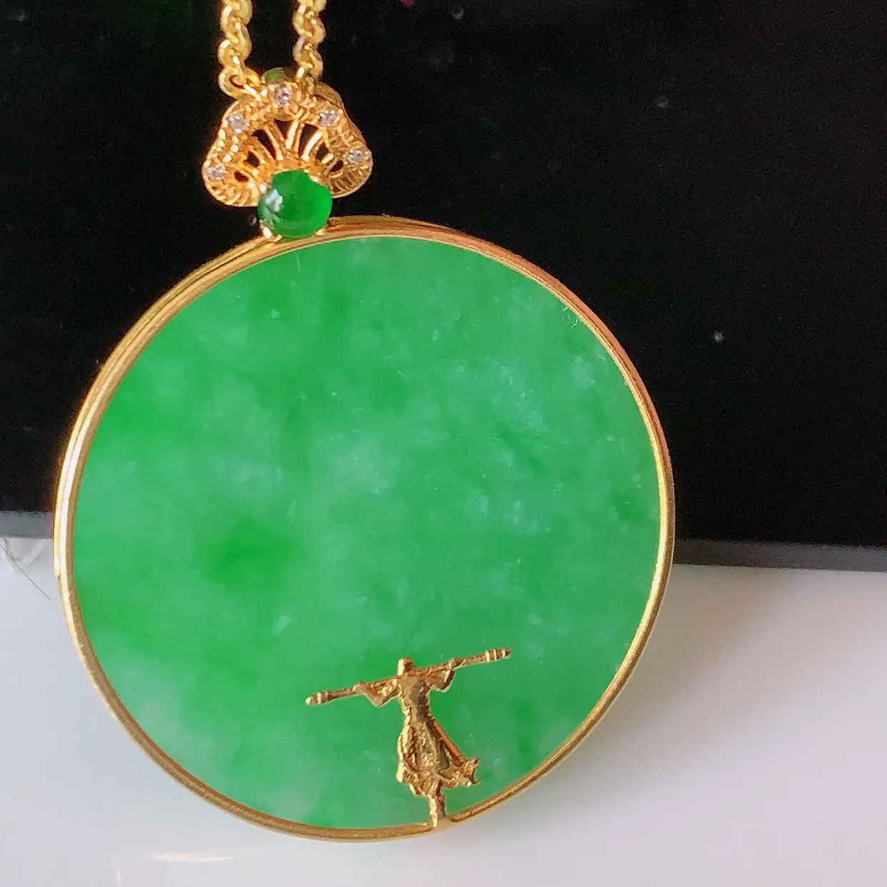 自然光实拍，18K金镶嵌满绿翡翠平安无事牌吊坠，平平安安，无事牌翠色灵动，佩戴平安时尚！#00.13整体31*25*4.5裸石24*24