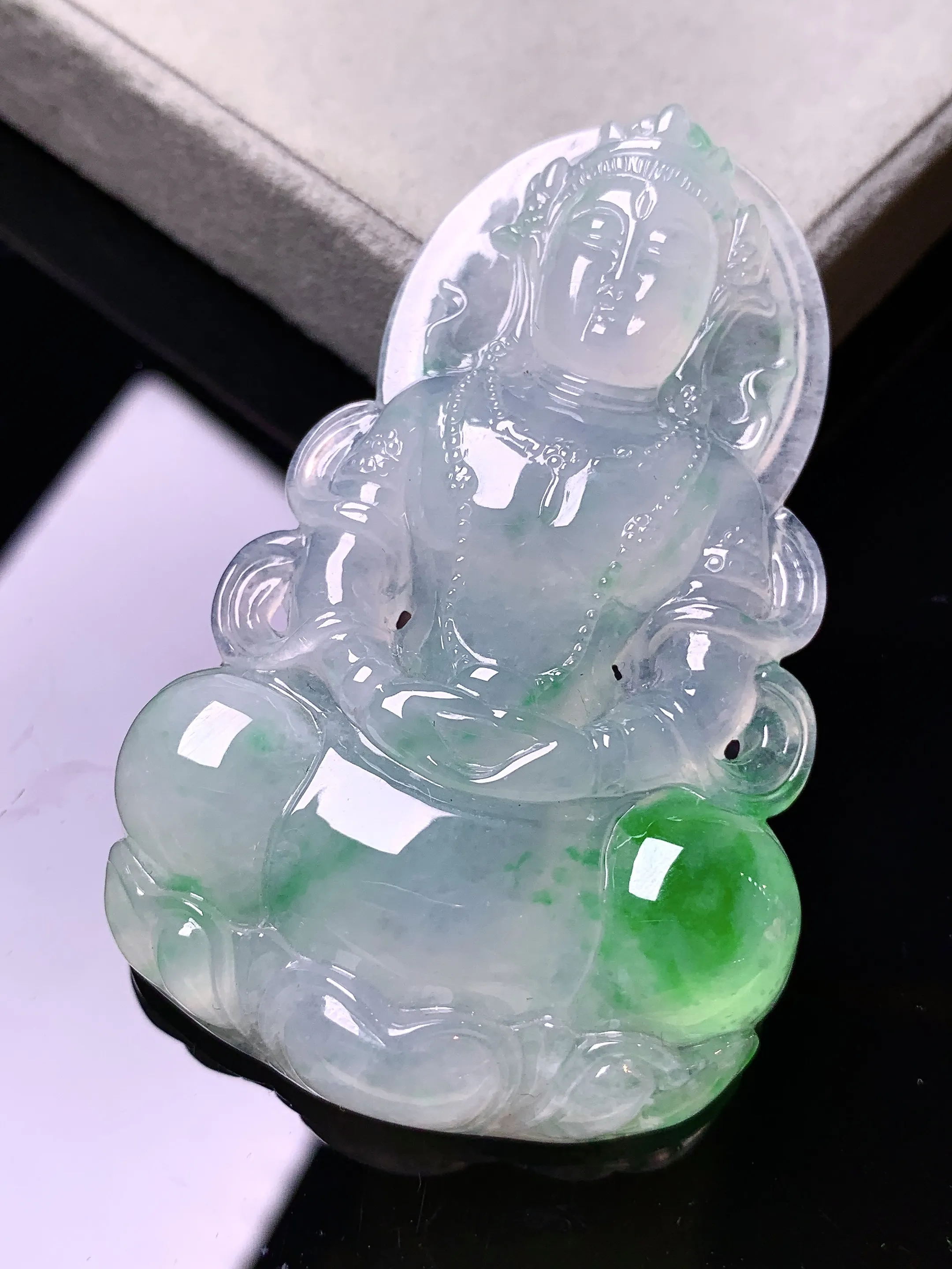 飘绿度母观音菩萨吊坠 玉质细腻 色泽艳丽清新 整体尺寸59.5*38.5*8.5