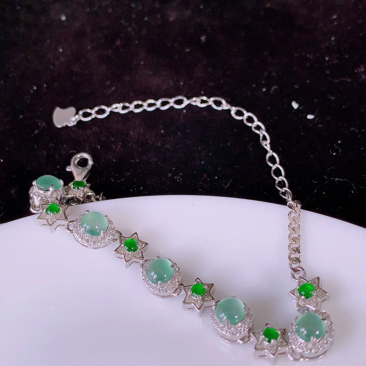 冰透满绿翡翠925银镶嵌手链，自然光实拍，翠色灵动，颜色漂亮，种老水足，品相佳，佩戴佳品！#97.13取一整体7.5*6.5*5.6裸石4.5*4.5