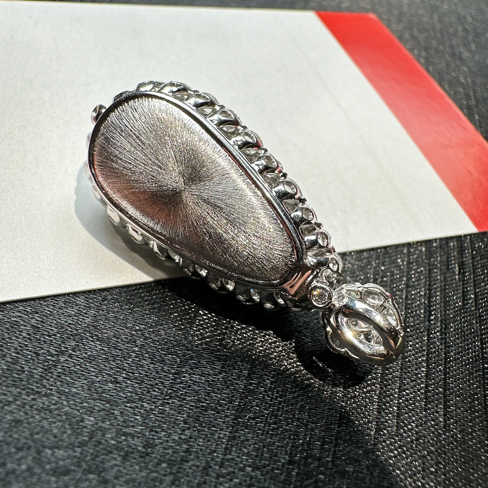 【冰种飘绿福豆吊坠】种地上乘，冰感十足，通透起光，饱满圆润，收藏品质，18k金钻镶嵌，裸石尺寸22.4*11.6*4.9毫米