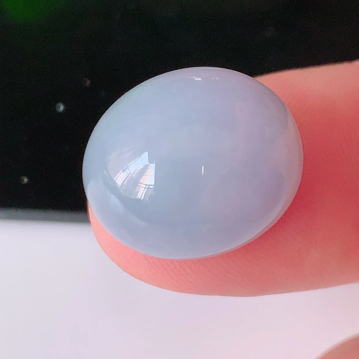 自然光实拍，冰润紫罗兰翡翠戒面，蛋面，翠色灵动，玉质细腻，颜色漂亮，品相佳，镶嵌更靓，佩戴佳品！#00.13尺寸17*14.5*9.8