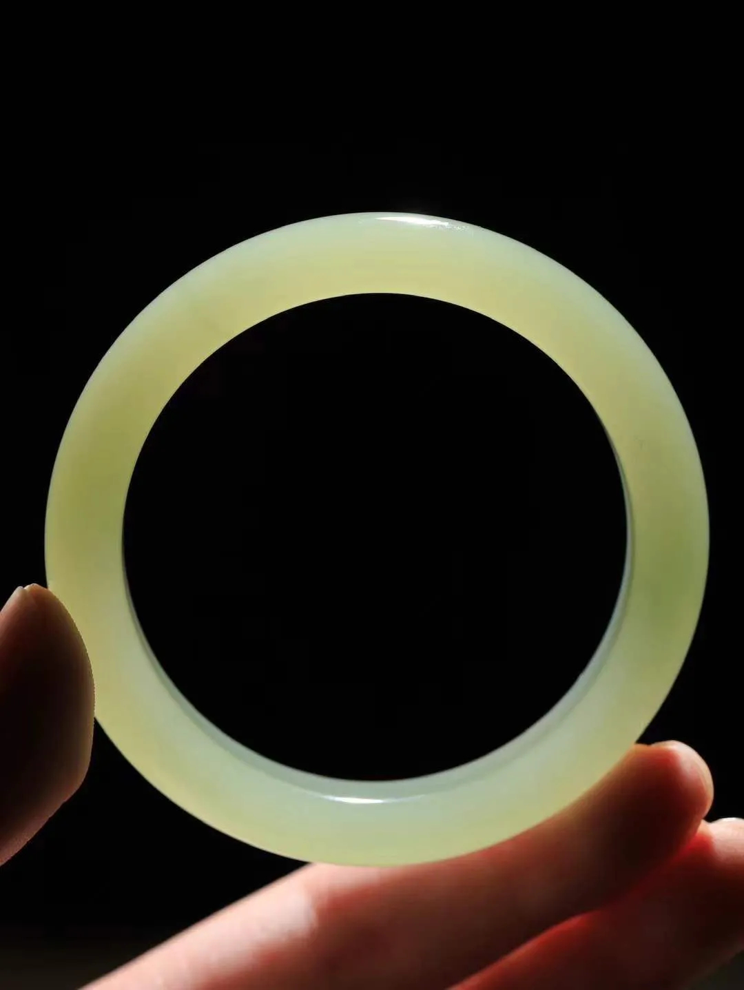 【岁月之韵.手镯】

精品和田玉晴水手镯，色泽淡雅如雨后初晴的天空，清新脱俗。手镯圆润饱满，寓意圆满和谐，承载着岁月的温柔与时光的沉淀。无论是日常佩戴还是珍藏，都是对美好生活的诗意表达。重49.5克  尺寸55-11.7-8.6mm  56101474A