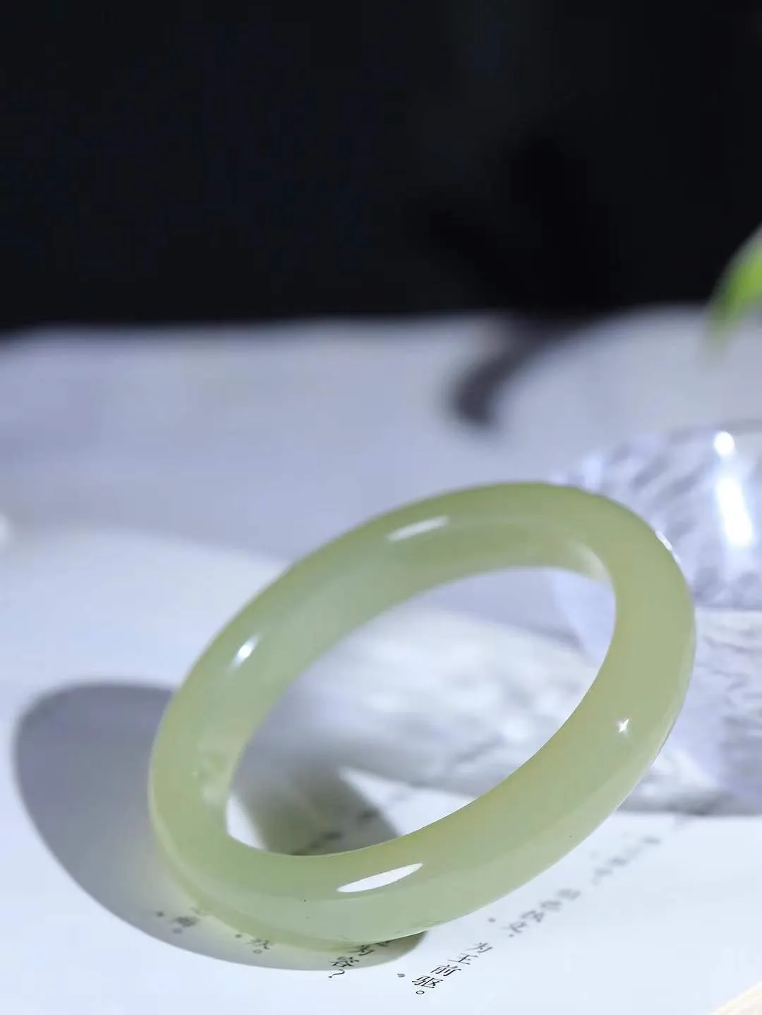 【情有独钟.手镯】

精品和田玉晴水手镯 玉质温润细腻 油性十足 手感舒适，高华雅逸，线条流畅，简约大气，美自天成，素雅高贵。佩戴于腕间，婉约之美，举手投足间透出那低调奢华。重58.8克 内径58.5mm 尺寸12.6-9.1mm   FDA-79191451