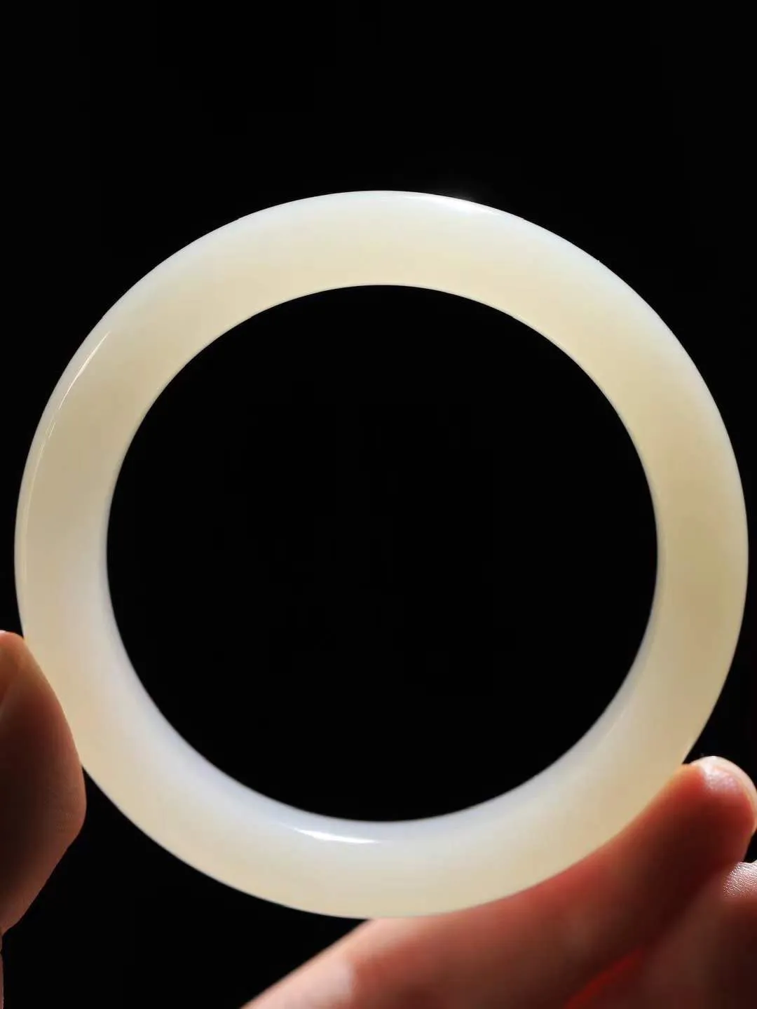 【花样年华·手镯】

精品和田玉白玉手镯，质地油润细腻，色泽高贵典雅，镯型古朴典雅。在诗情画意的雨巷相遇，你是我腕间的一抹风情，有你眸有深情，清风荡漾湖间静水，我愿俯身低眉，在烟波涟漪处，寻你深情倩影。内径57mm尺寸13-9.5mm 重63.5克fDA-78121500