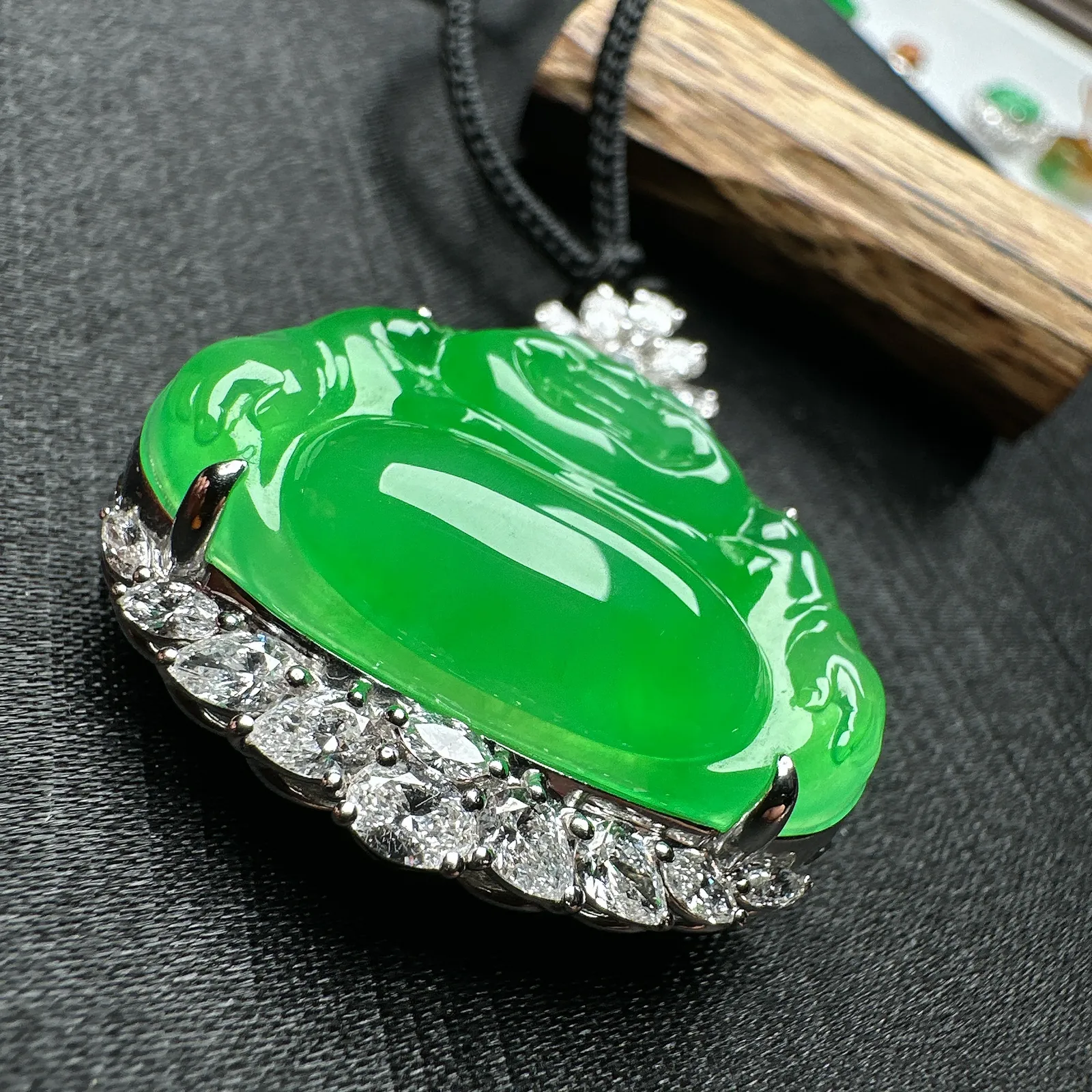 【冰种满绿佛公吊坠】种水上乘，晶莹剔透，纯净通透，莹光感很强。18k金钻镶嵌，裸石尺寸30*20*6.2毫米