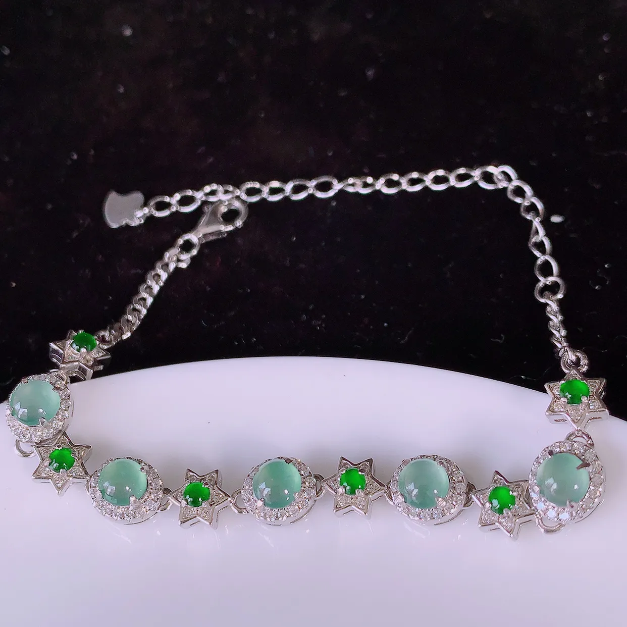 冰透满绿翡翠925银镶嵌手链，自然光实拍，翠色灵动，颜色漂亮，种老水足，品相佳，佩戴佳品！#97.13取一整体7.5*6.5*5.6裸石4.5*4.5