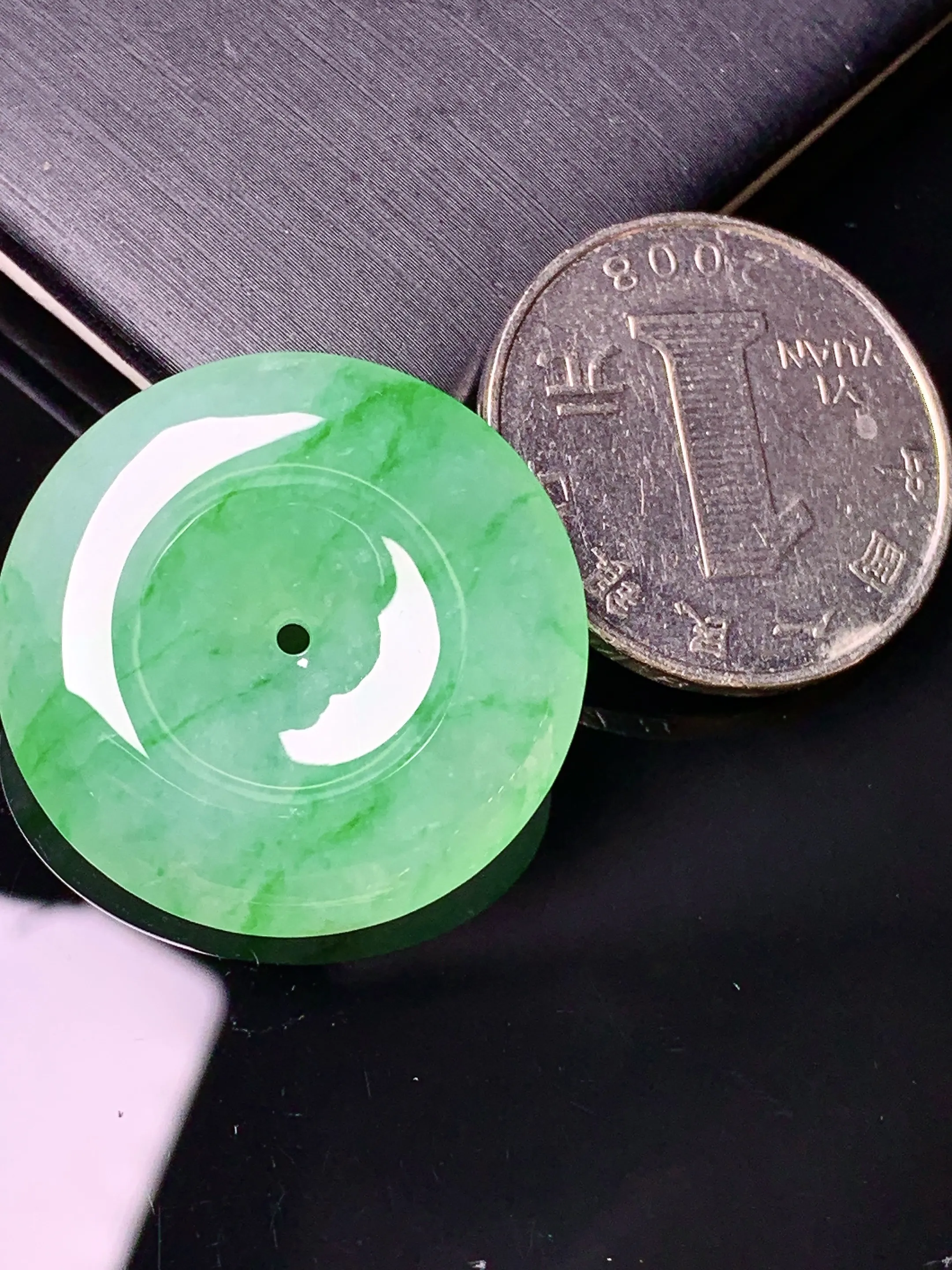 翠绿平安扣吊坠 玉质细腻 色泽艳丽清新 整体尺寸27.3*6