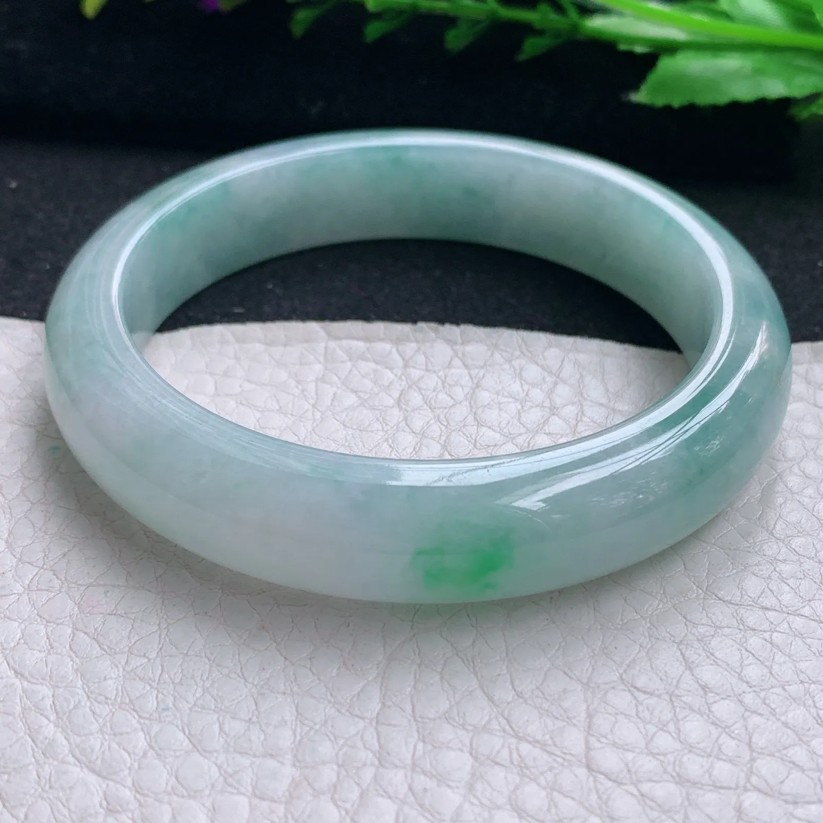 ee实拍58*12.8*8.4平安镯 天然缅甸翡翠飘绿花水润玉手镯正圈玉手环