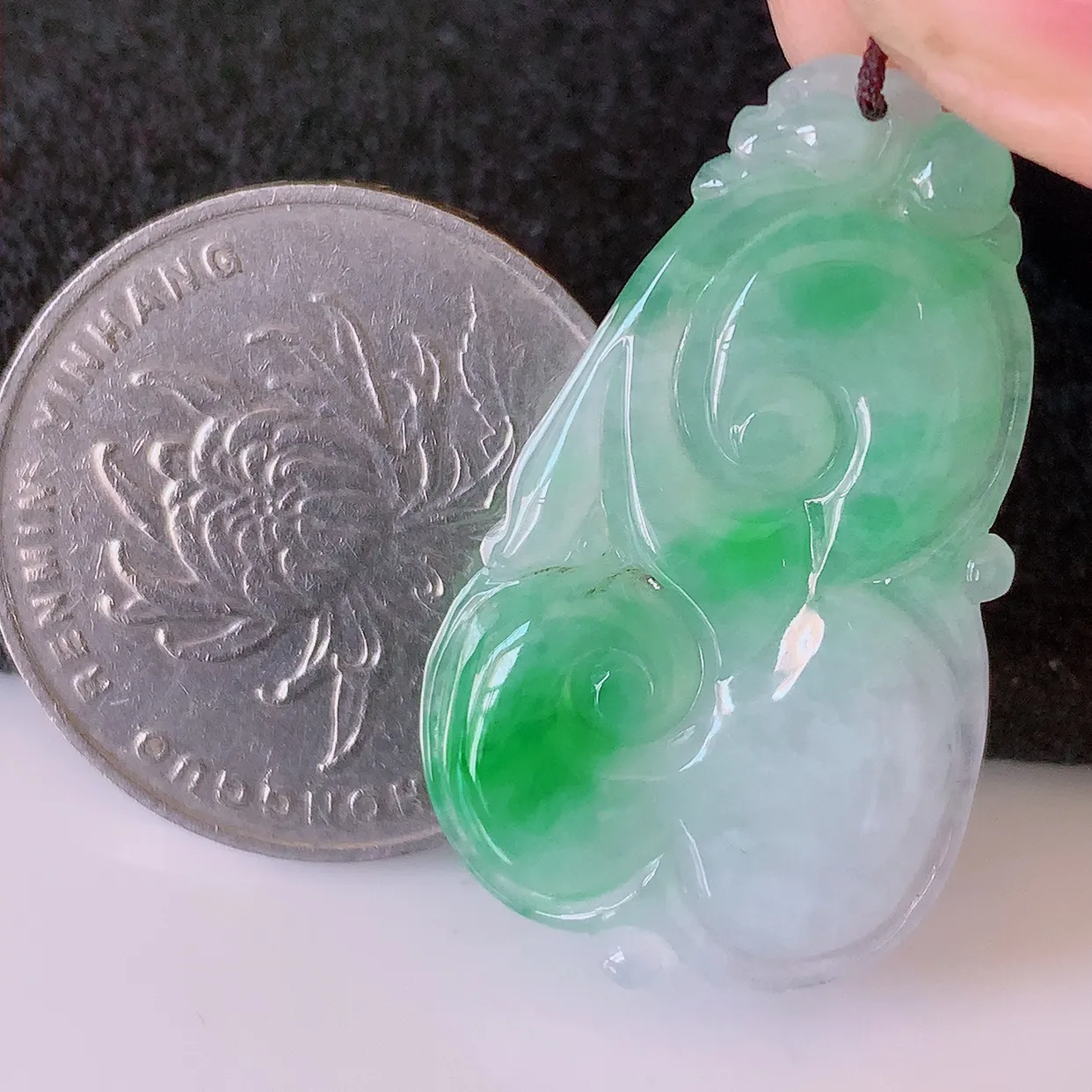 自然光实拍，冰润飘绿翡翠如意吊坠，上身效果非常美，饱满大气，工艺美，万事如意，如意一生，#41.13