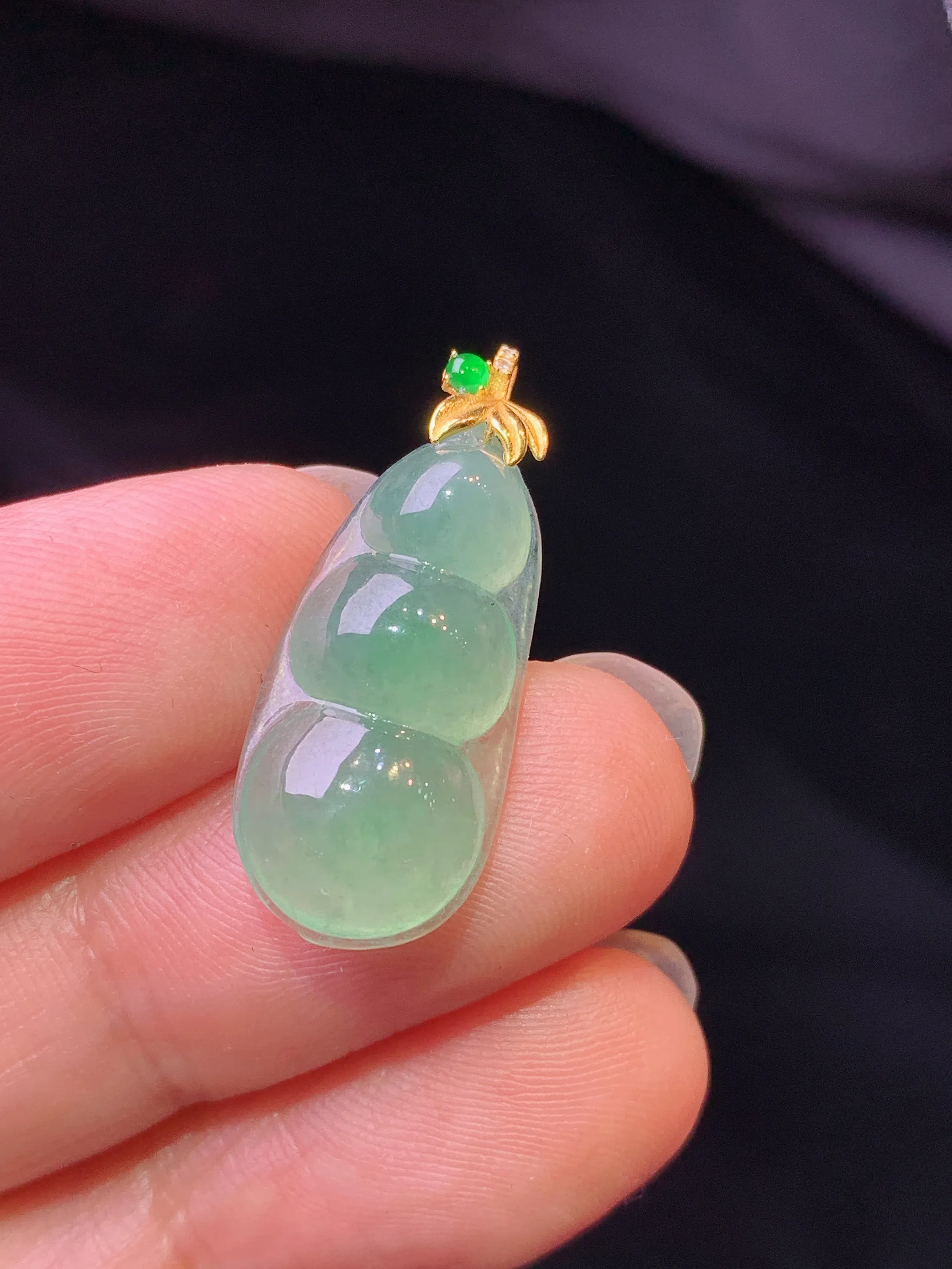 18k金镶嵌冰种四季豆吊坠 玉质细腻 色泽艳丽清新 整体尺寸25.3*10.2*4.8