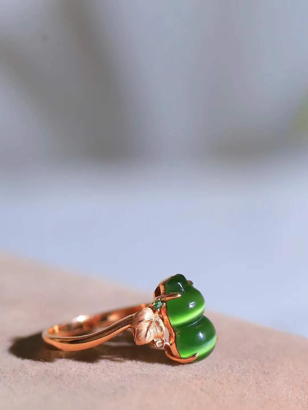 【金镶玉.福禄.戒指】

精品和田玉碧玉猫眼18k金镶嵌葫芦戒指，玉质细腻油润，造型饱满圆润，手感上佳。精工雕刻，葫芦取其谐音福禄，寓意子孙万代，葫芦通“福禄”，祈福平安，福禄齐康，静心洗凡尘。尺寸17.2-11.7-6.8mm 重2.4克 23151464A