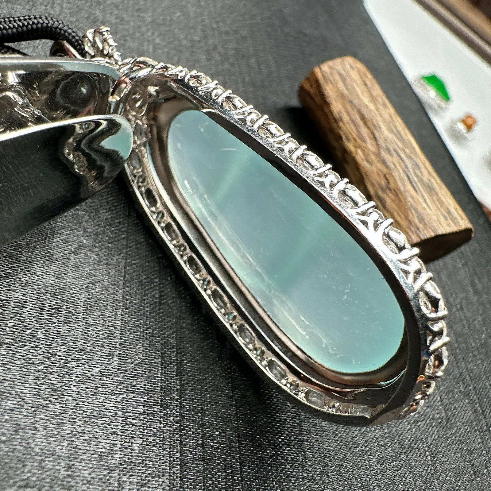 【冰种巨无霸福豆吊坠】天空蓝老料，起钢光，种地上乘，冰感十足，通透起光，饱满圆润，收藏品质，18k金钻镶嵌，裸石尺寸46.8*20.5*9毫米