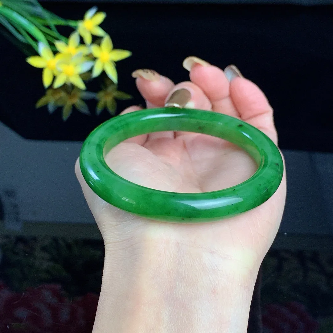 和田玉58.5圈口苹果绿碧玉手镯！玉质细腻油润 底色纯净 无裂无棉 脂粉好，品质高