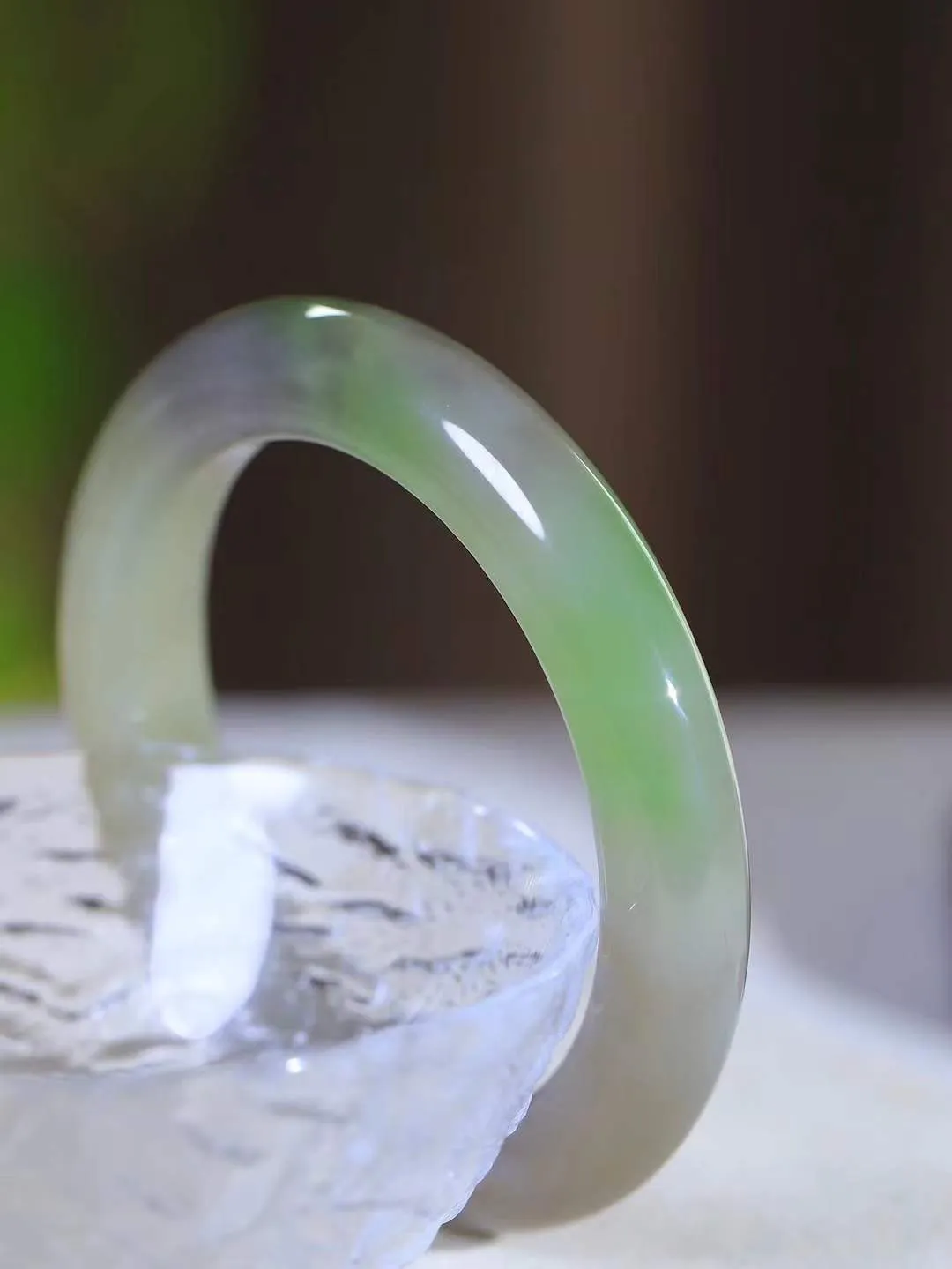 【花样年华·手镯】

精品和田玉三色手镯，质地油润细腻，色泽高贵典雅，镯型古朴典雅。在诗情画意的雨巷相遇，你是我腕间的一抹风情，有你眸有深情，清风荡漾湖间静水，我愿俯身低眉，在烟波涟漪处，寻你深情倩影。内径57mm尺寸12-11mm 重68.3克。fDL-361203088