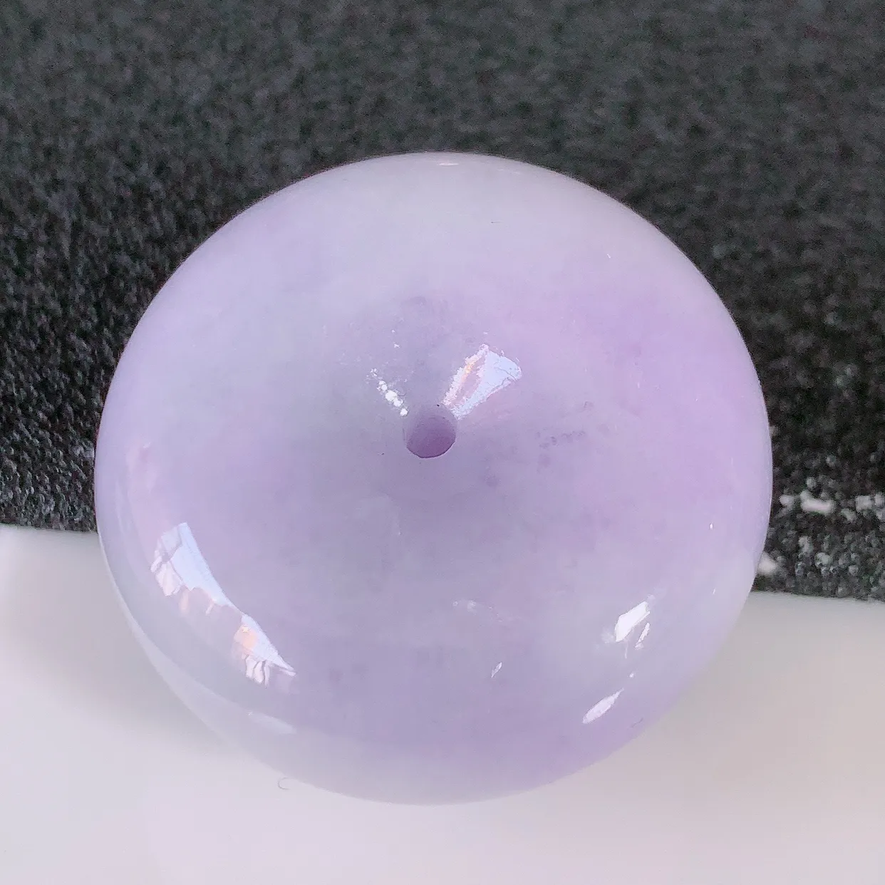 自然光实拍，冰润紫罗兰翡翠平安扣吊坠，形体饱满圆润，平安扣肥嘟嘟的，平平安安，种水很好，配戴精美！#