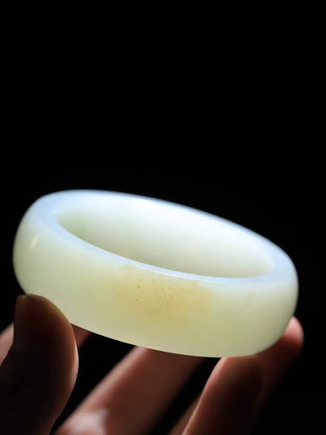 【情有独钟.手镯】

精品和田玉糖白飘翠手镯 玉质温润细腻 油性十足 手感舒适，高华雅逸，线条流畅，简约大气，美自天成，素雅高贵。佩戴于腕间，婉约之美，举手投足间透出那低调奢华。重100克 内径60mm 尺寸20.4-9mm   FDL-791263051