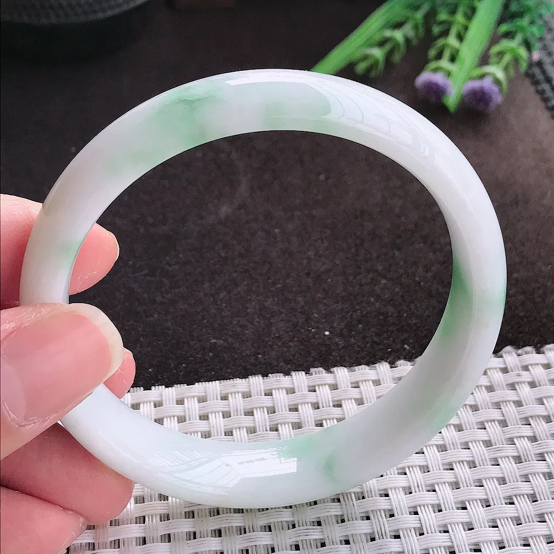 实拍A货翡翠60/14.3/7.3老坑秀气温润飘绿手镯宽边翡翠玉镯女款
