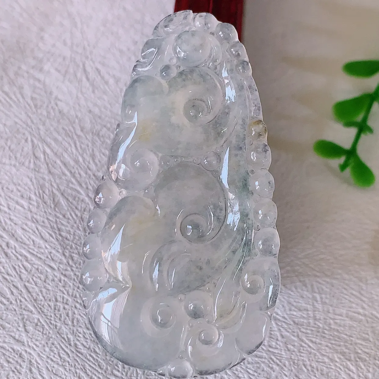 自然光实拍，冰种黄翡双彩翡翠如意吊坠，玉坠百搭又精致，寓意着吉祥，事事如意！#46.13