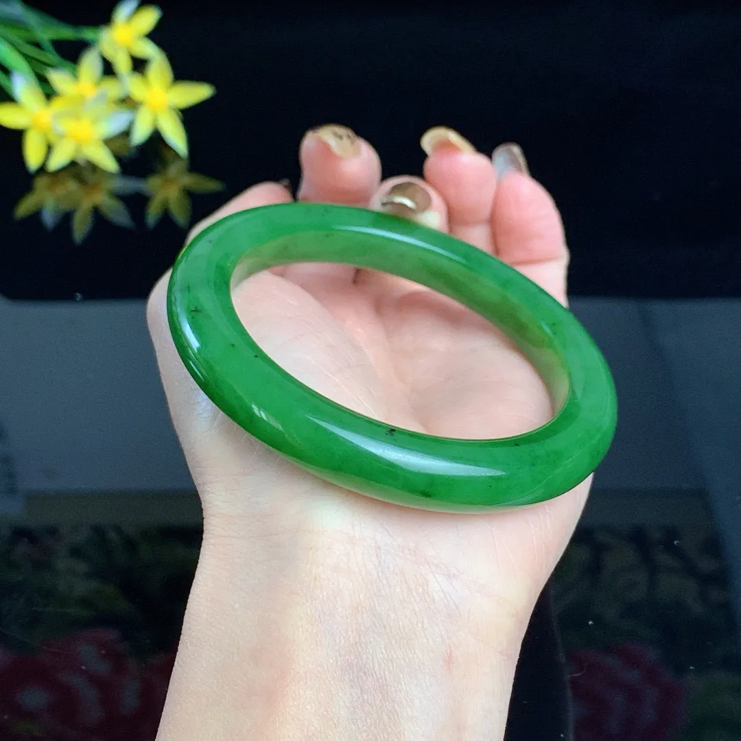 和田玉60圈口阳绿色碧玉手镯！玉质细腻油润 底色纯净 无裂无棉 脂粉好，品质高