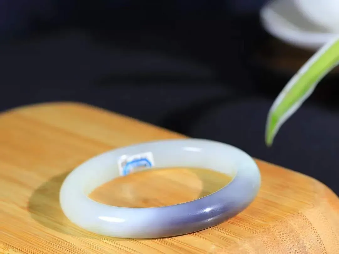 【一见钟情·手镯】

精品和田玉三色手镯。镯型饱满，温润细腻，脂润沁香。️执一卷书，沏一盏茶