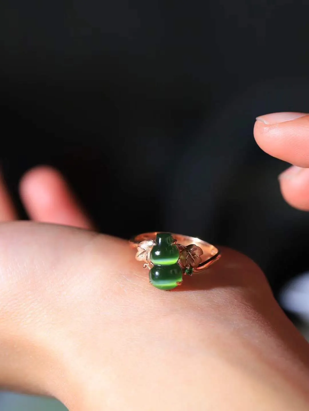 【金镶玉.福禄.戒指】

精品和田玉碧玉猫眼18k金镶嵌葫芦戒指，玉质细腻油润，造型饱满圆润，手感