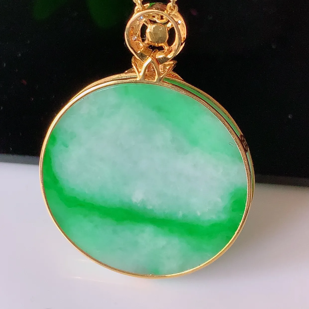 自然光实拍，18K金镶嵌水润飘绿翡翠平安无事牌吊坠，平平安安，无事牌翠色灵动，佩戴平安时尚！#00.13整体35.5*26.8*5裸石26*26