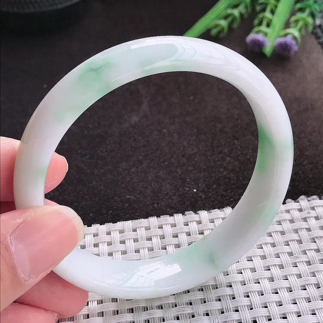 实拍A货翡翠60/14.3/7.3老坑秀气温润飘绿手镯宽边翡翠玉镯女款