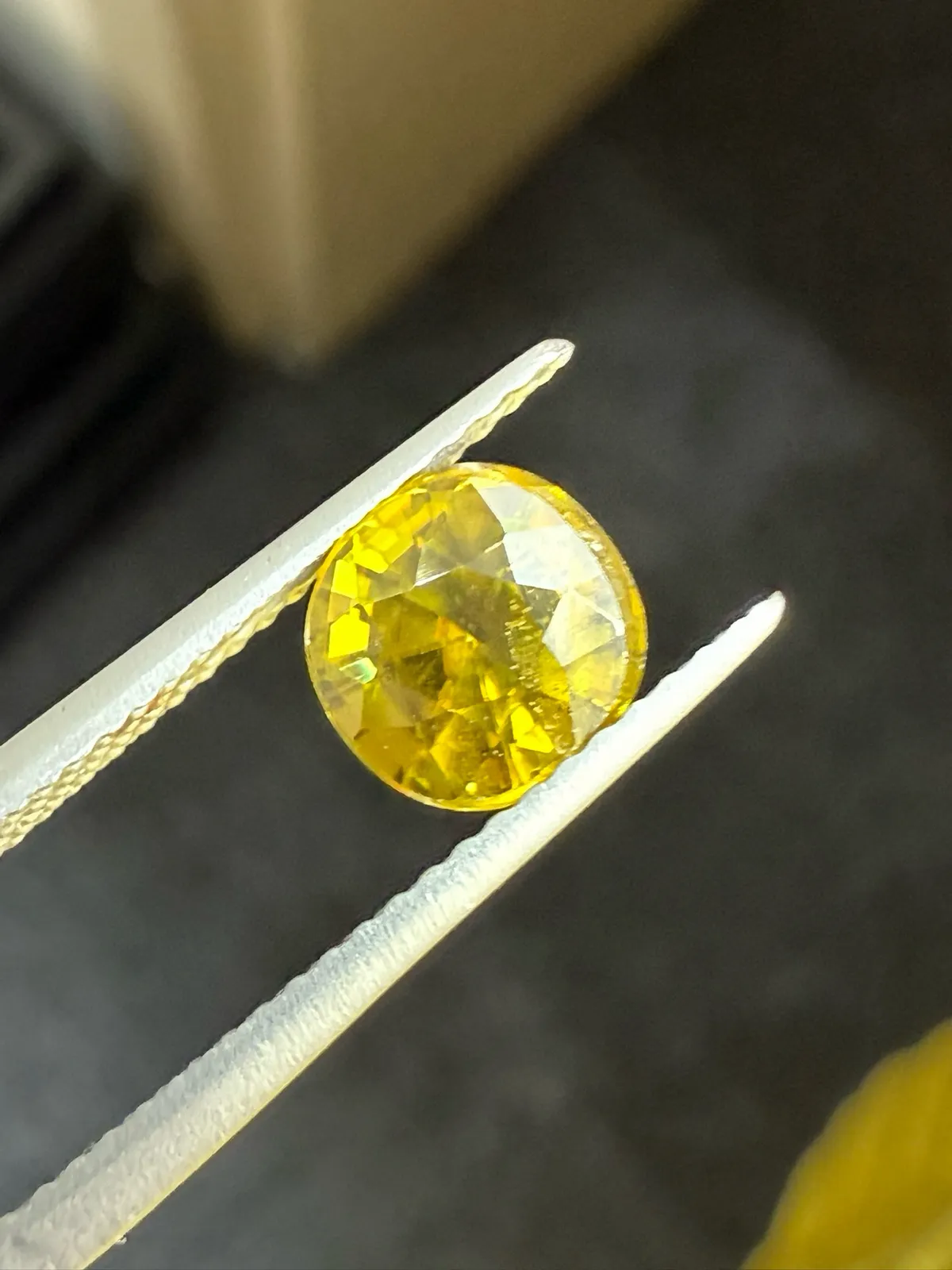 1.66克拉天然榍石戒面裸石，颜色超美，火彩超好，尺寸：6.6*6.6*5.1mm