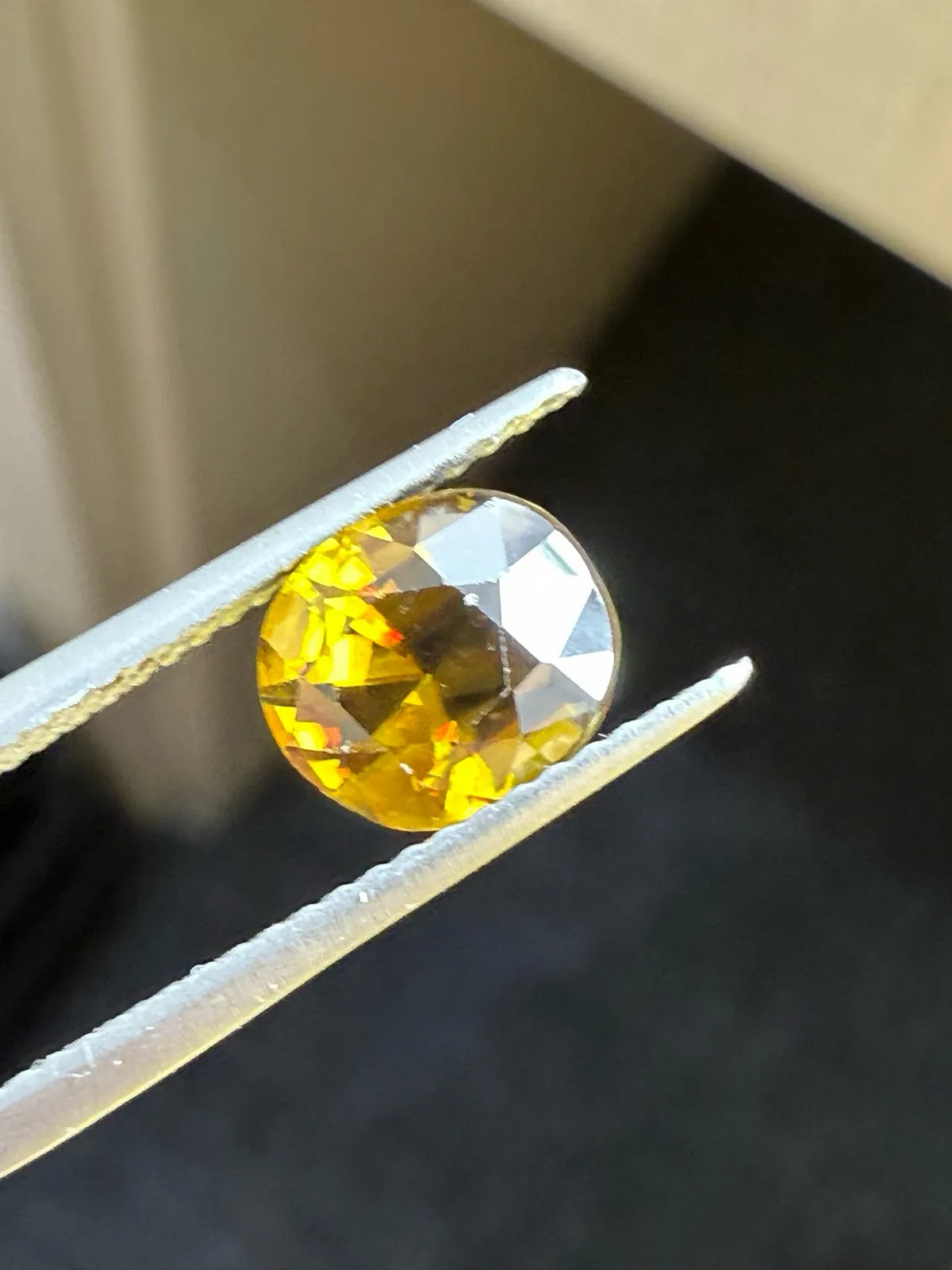 1.97克拉天然榍石戒面裸石，颜色超美，火彩超好，尺寸：7.7*6.6*5.2mm