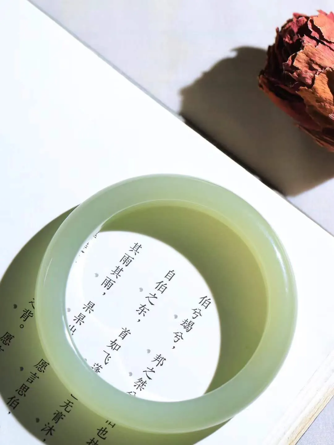 【岁月之韵.手镯】

精品和田玉晴水手镯，色泽淡雅如雨后初晴的天空，清新脱俗。手镯圆润饱满，寓意圆满和谐，承载着岁月的温柔与时光的沉淀。无论是日常佩戴还是珍藏，都是对美好生活的诗意表达。重49.5克  尺寸55-11.7-8.6mm  56101474A