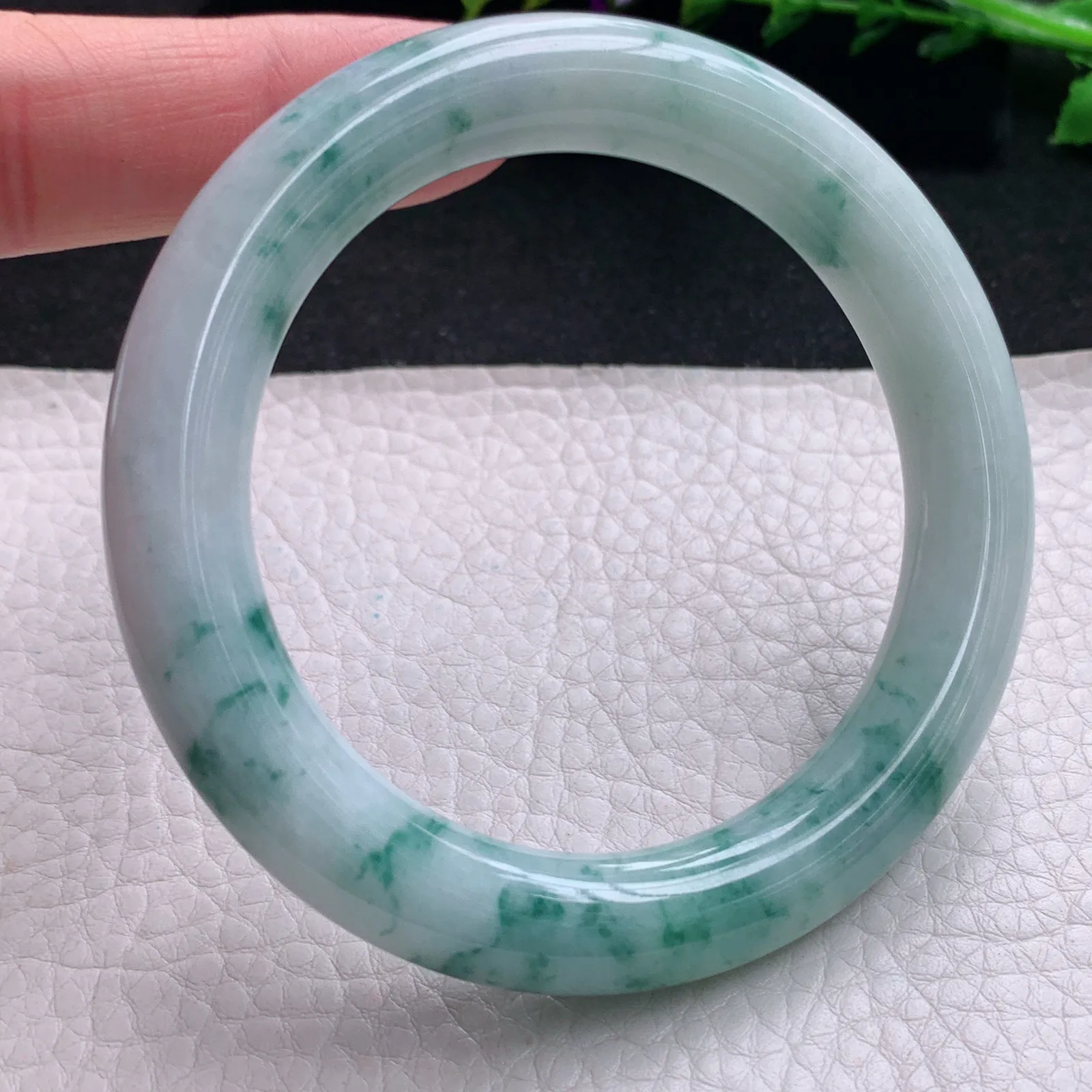 js实拍57*10.8美人镯 天然缅甸翡翠飘花水润玉手镯蓝韵圆条玉手环