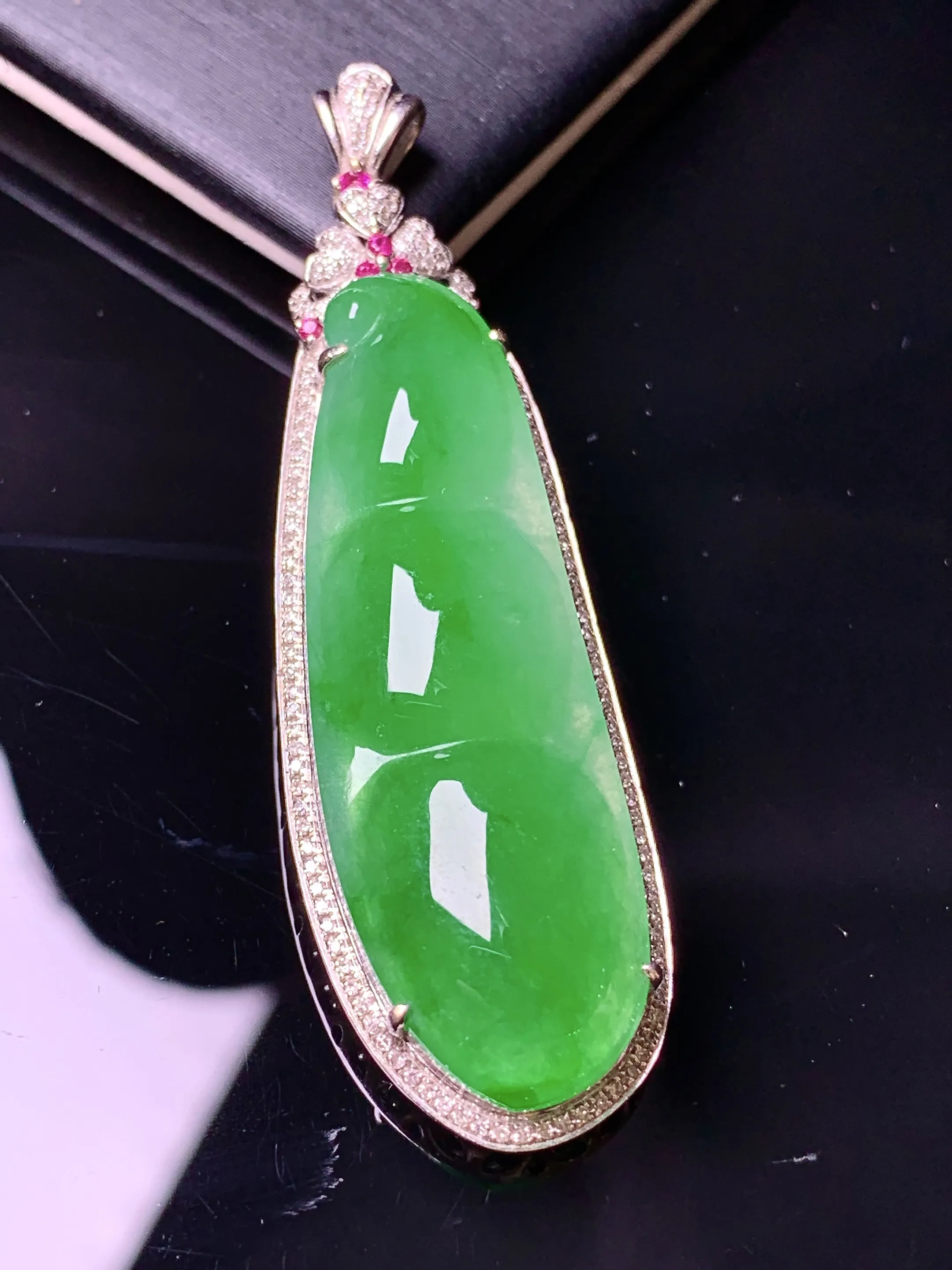 18k金钻镶嵌翠绿四季豆吊坠 玉质细腻 色泽艳丽清新 整体尺寸54.7*16.2*8.8