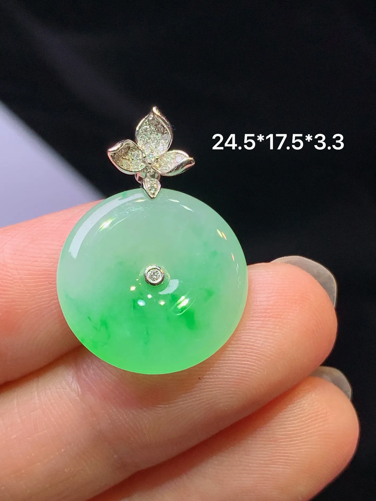 18k金钻镶嵌翠绿平安扣吊坠 玉质细腻 色泽艳丽清新 整体尺寸24.5*17.5*3.3