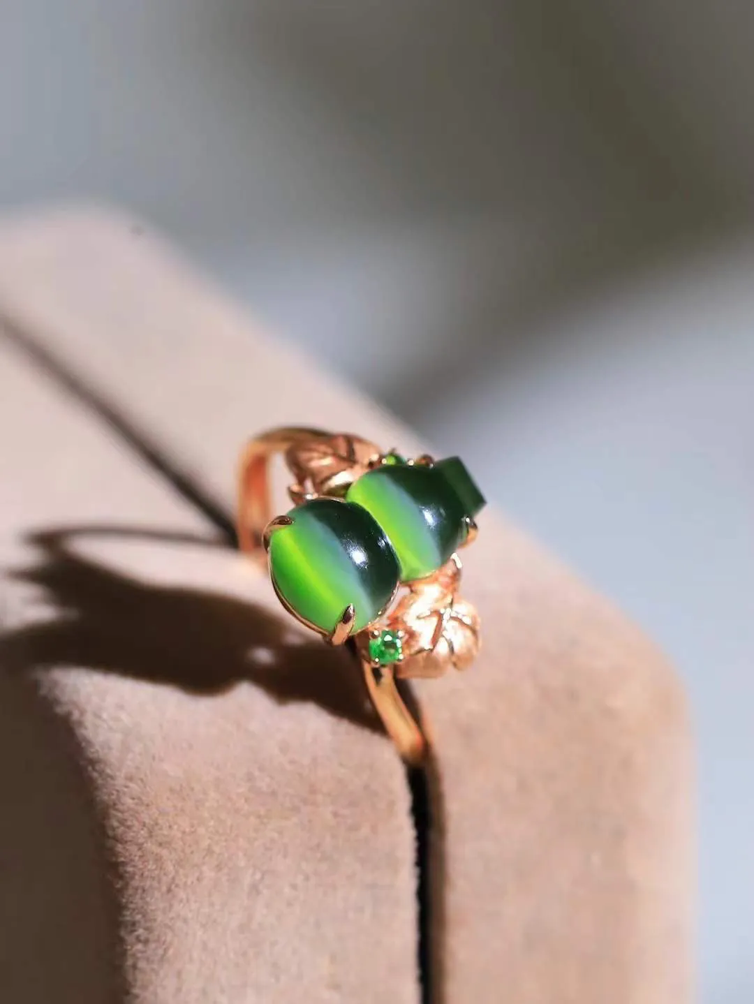 【金镶玉.福禄.戒指】

精品和田玉碧玉猫眼18k金镶嵌葫芦戒指，玉质细腻油润，造型饱满圆润，手感上佳。精工雕刻，葫芦取其谐音福禄，寓意子孙万代，葫芦通“福禄”，祈福平安，福禄齐康，静心洗凡尘。尺寸17.2-11.7-6.8mm 重2.4克 23151464A