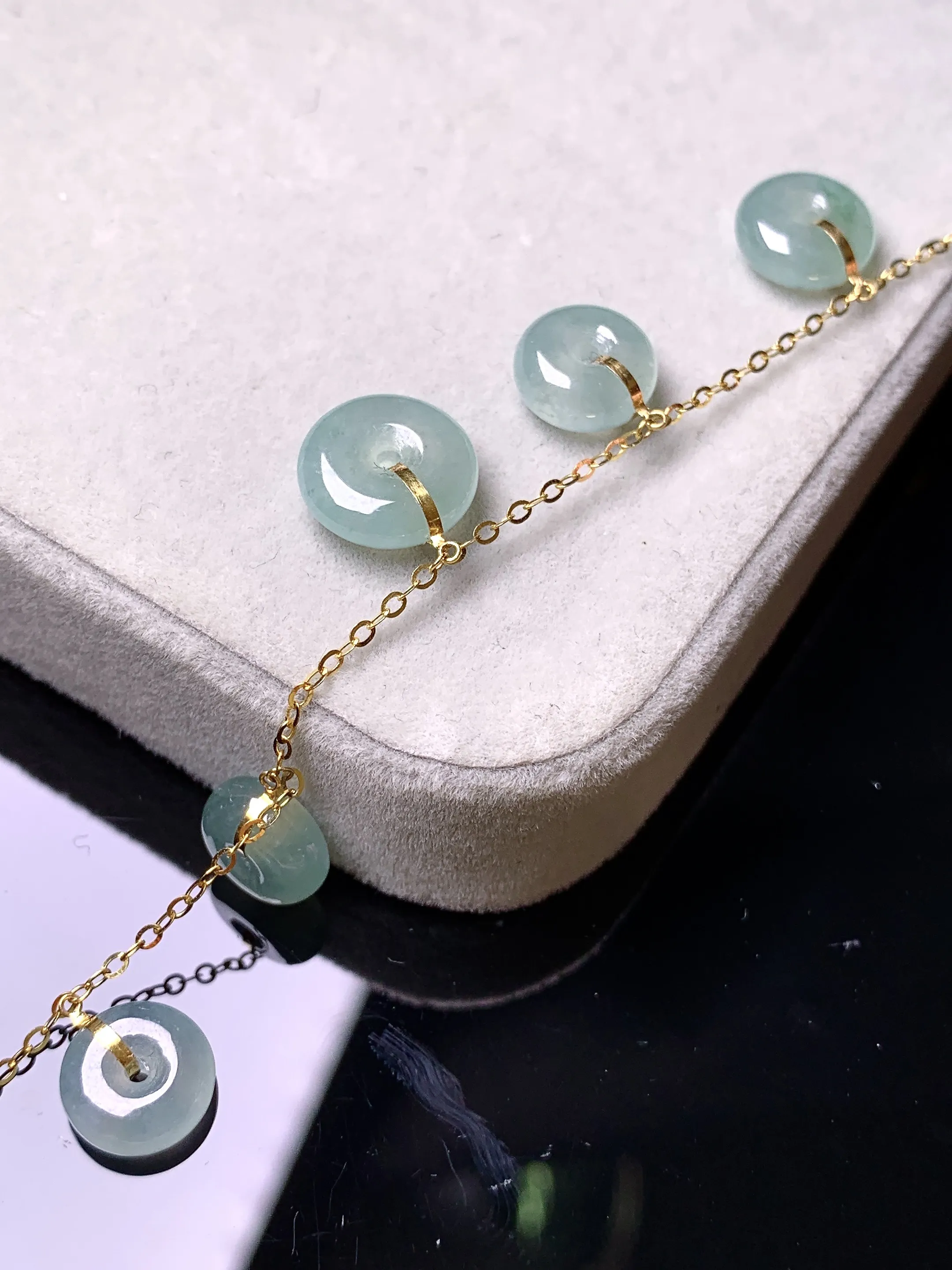 18k金镶嵌冰种平安扣手链 玉质细腻 色泽艳丽清新 整体尺寸10.3*3.6