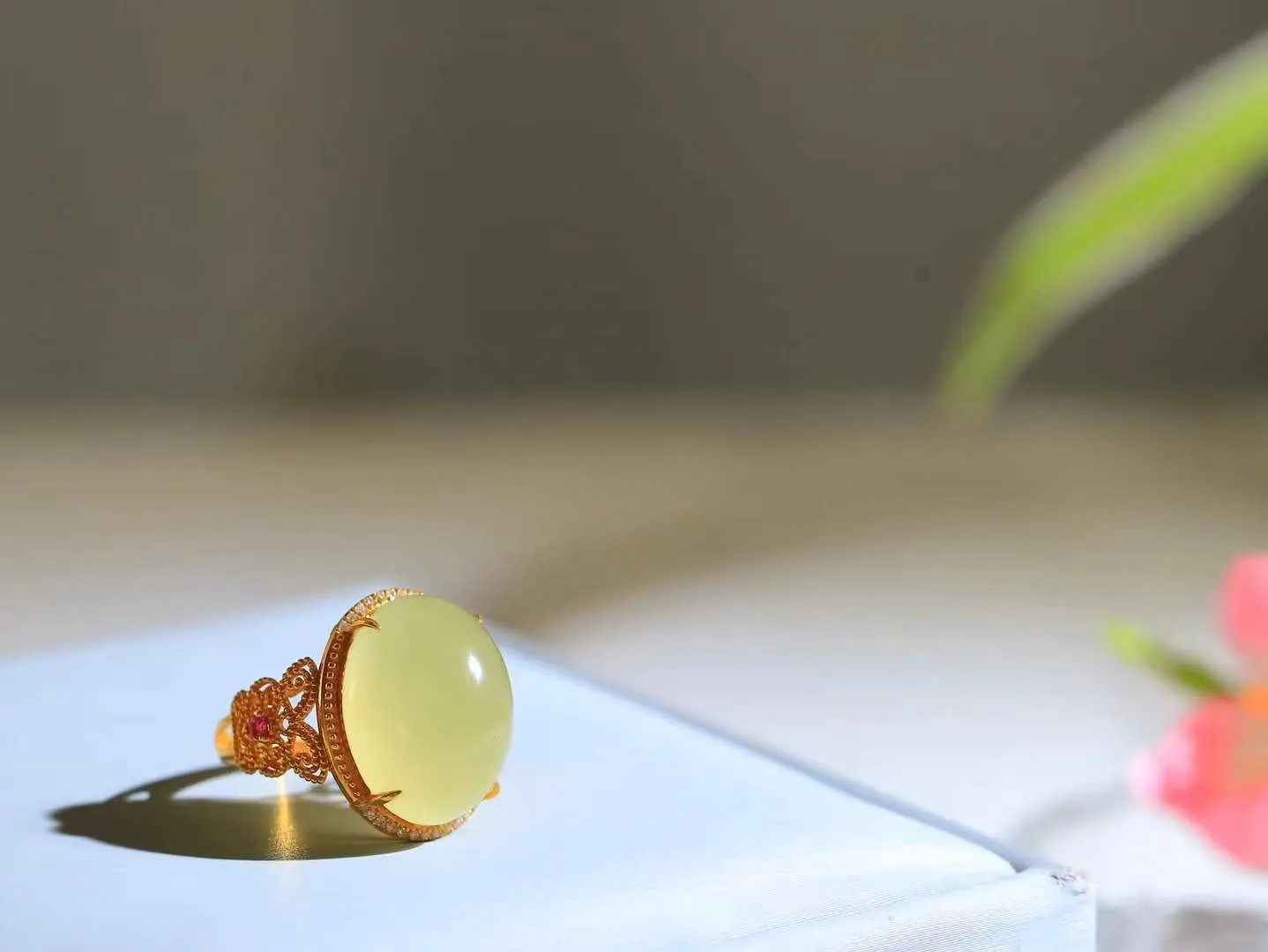 【金镶玉.戒指】

精品和田玉黄口18k金镶嵌戒指 玉质细腻温润 油性十足 ，不论时光如何流转变化，