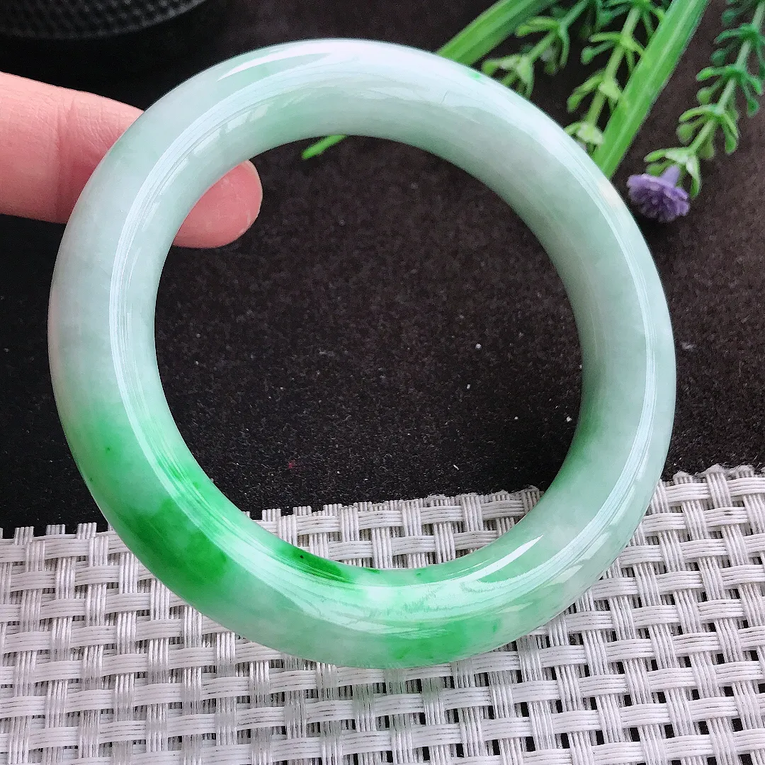 实拍A货翡翠56.5/12.5/11.5老坑精美飘阳绿手镯翡翠胖圆条玉镯女款