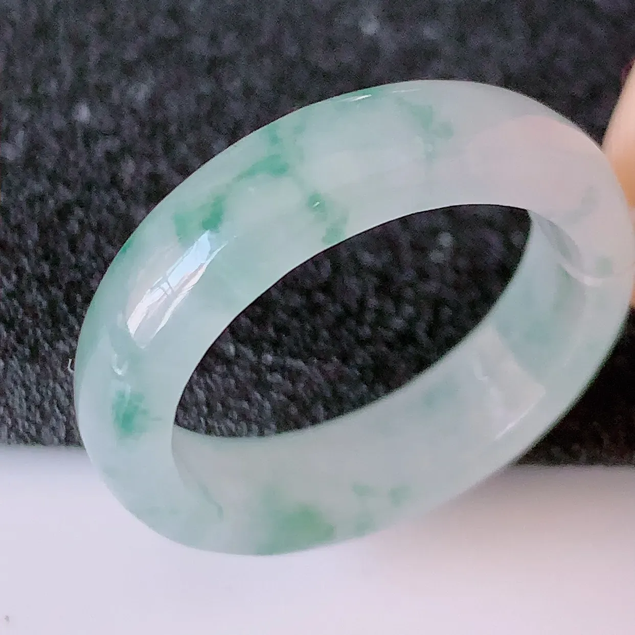 自然光实拍，18.2mm内径冰种飘花翡翠指环，玉戒指，玉质莹润，好精美好冰润的指环，17圈口，上手纤巧！#49.13尺寸18.2-5.5-3