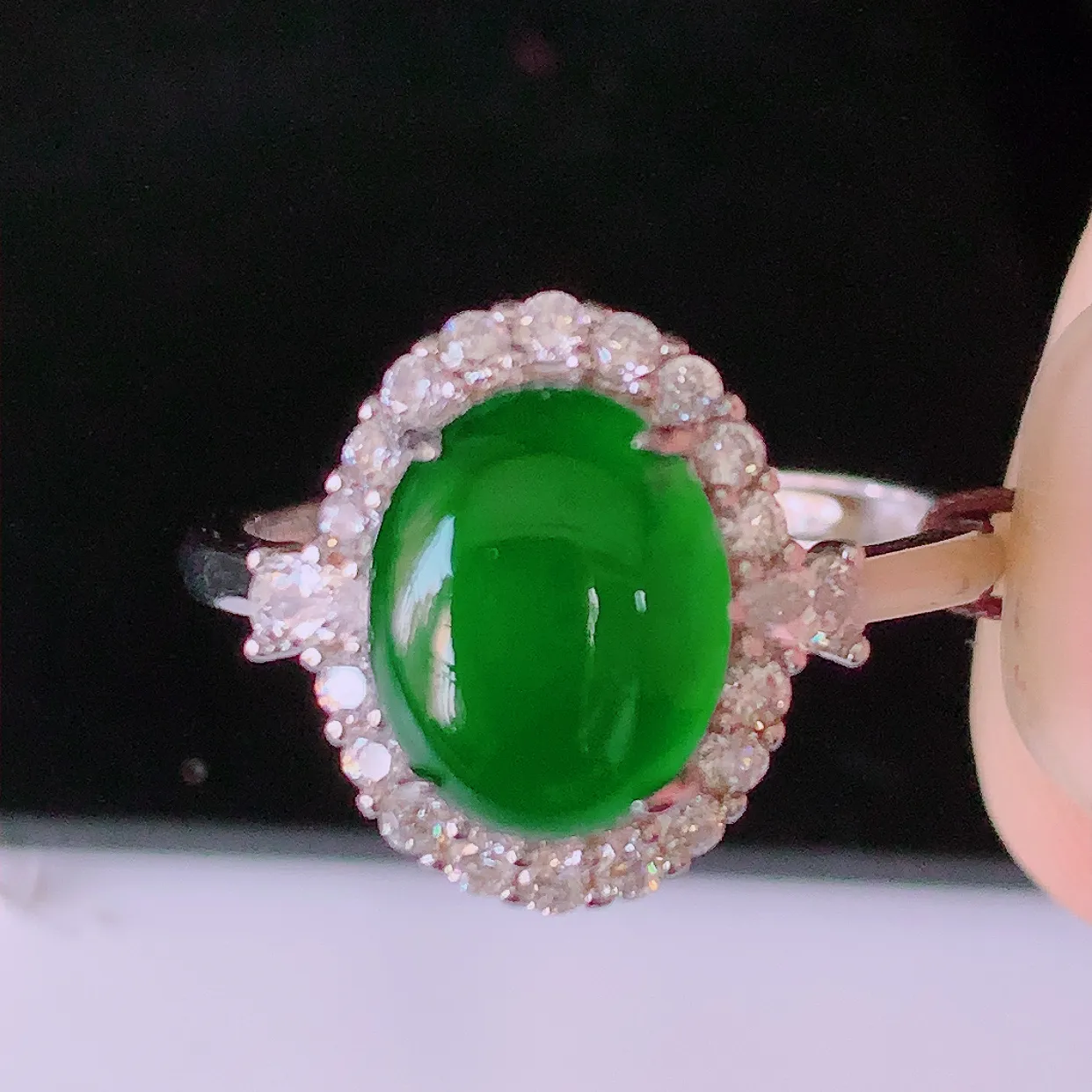 冰透满绿翡翠925银镶嵌戒指，自然光实拍，翠色灵动，颜色漂亮，种老水足，品相佳，佩戴佳品！#97.1