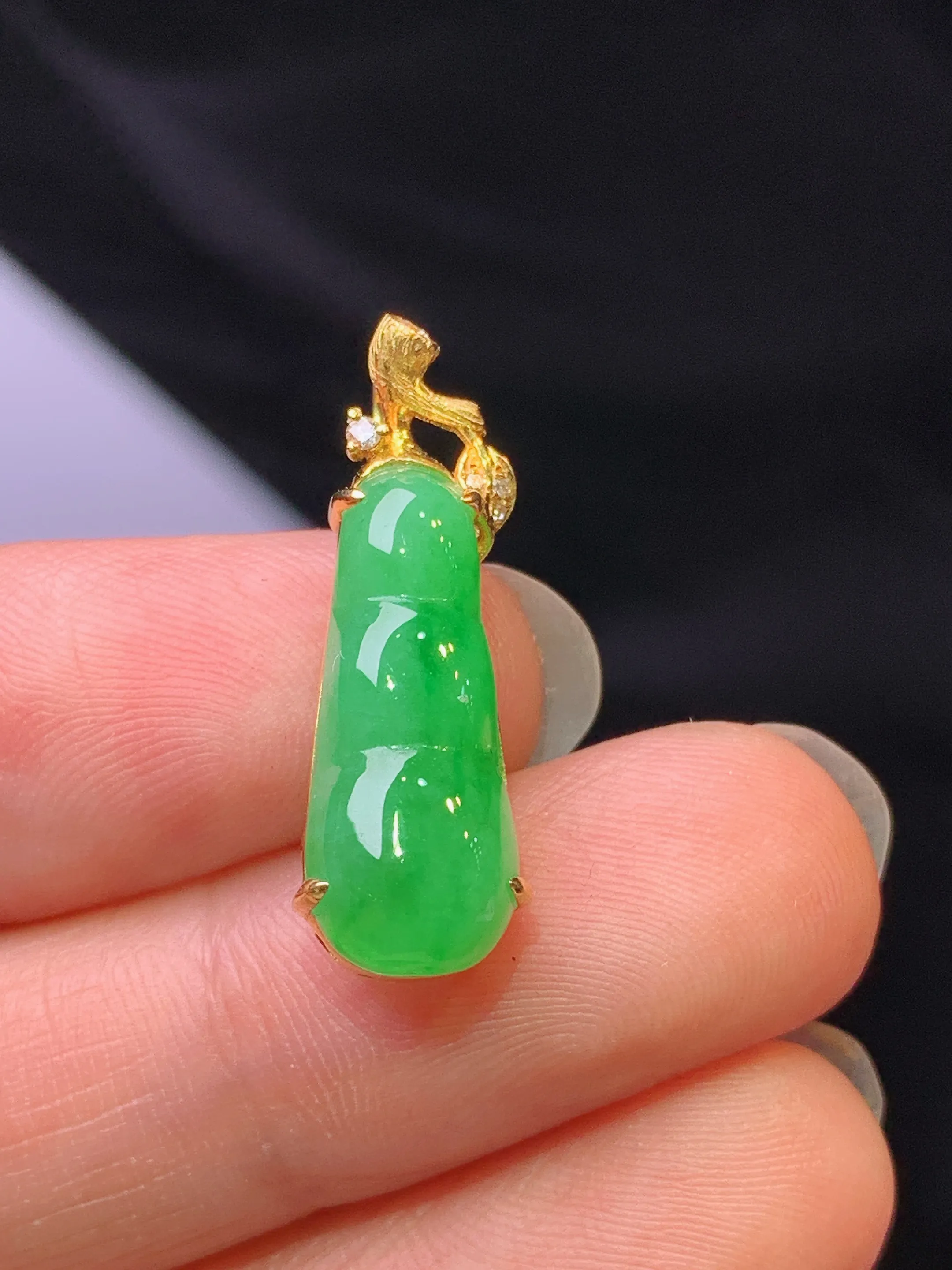 18k金钻镶嵌翠绿四季豆吊坠 玉质细腻 色泽艳丽清新 整体尺寸24.5*7*6.3