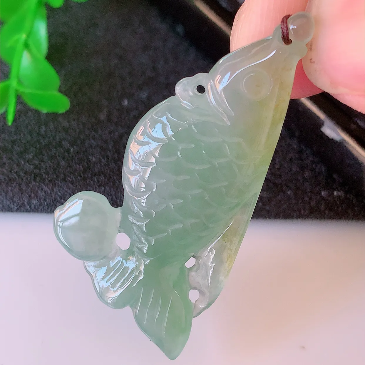 自然光实拍，冰种黄翡双彩翡翠年年有余，鱼吊坠，自由自在，寓意财源广进，雕工婉约，栩栩如生，佩戴优雅迷人！#60.13