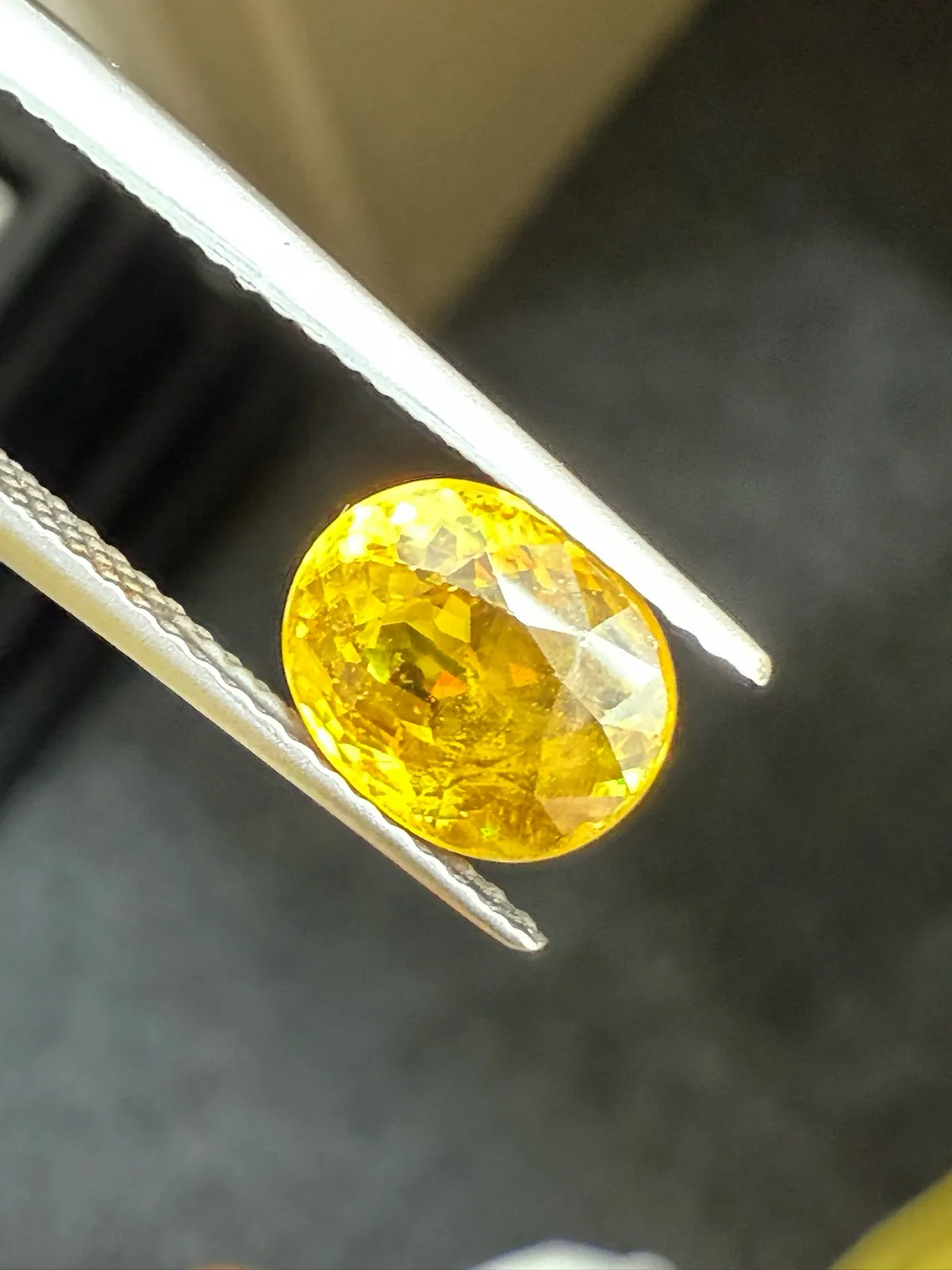 2.455克拉天然榍石戒面裸石，颜色超美，火彩超好，尺寸：8.1*6.8*5mm