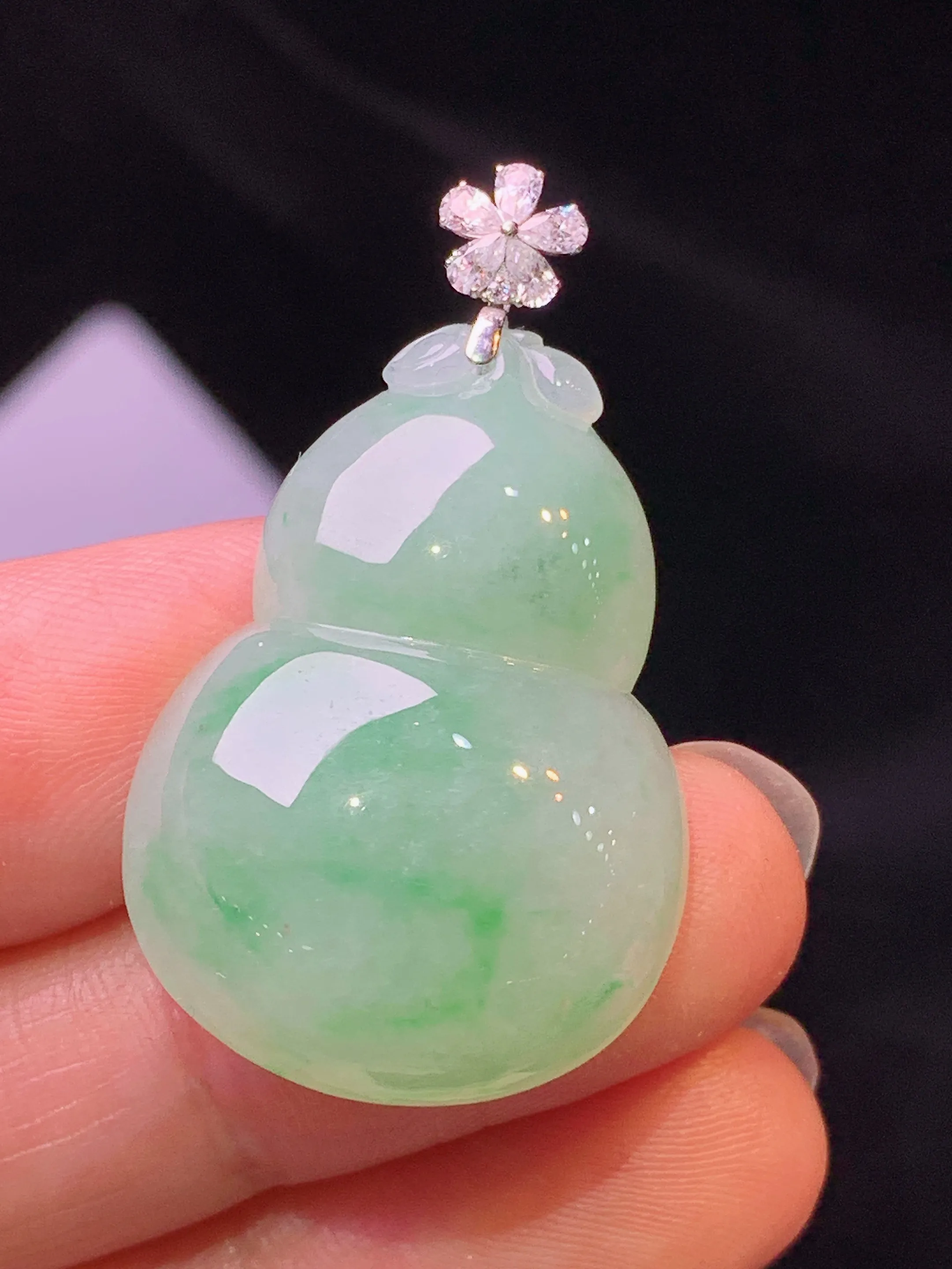 18k金莫桑钻镶嵌飘绿葫芦吊坠 玉质细腻 色泽艳丽清新 整体尺寸36.5*21.2*8