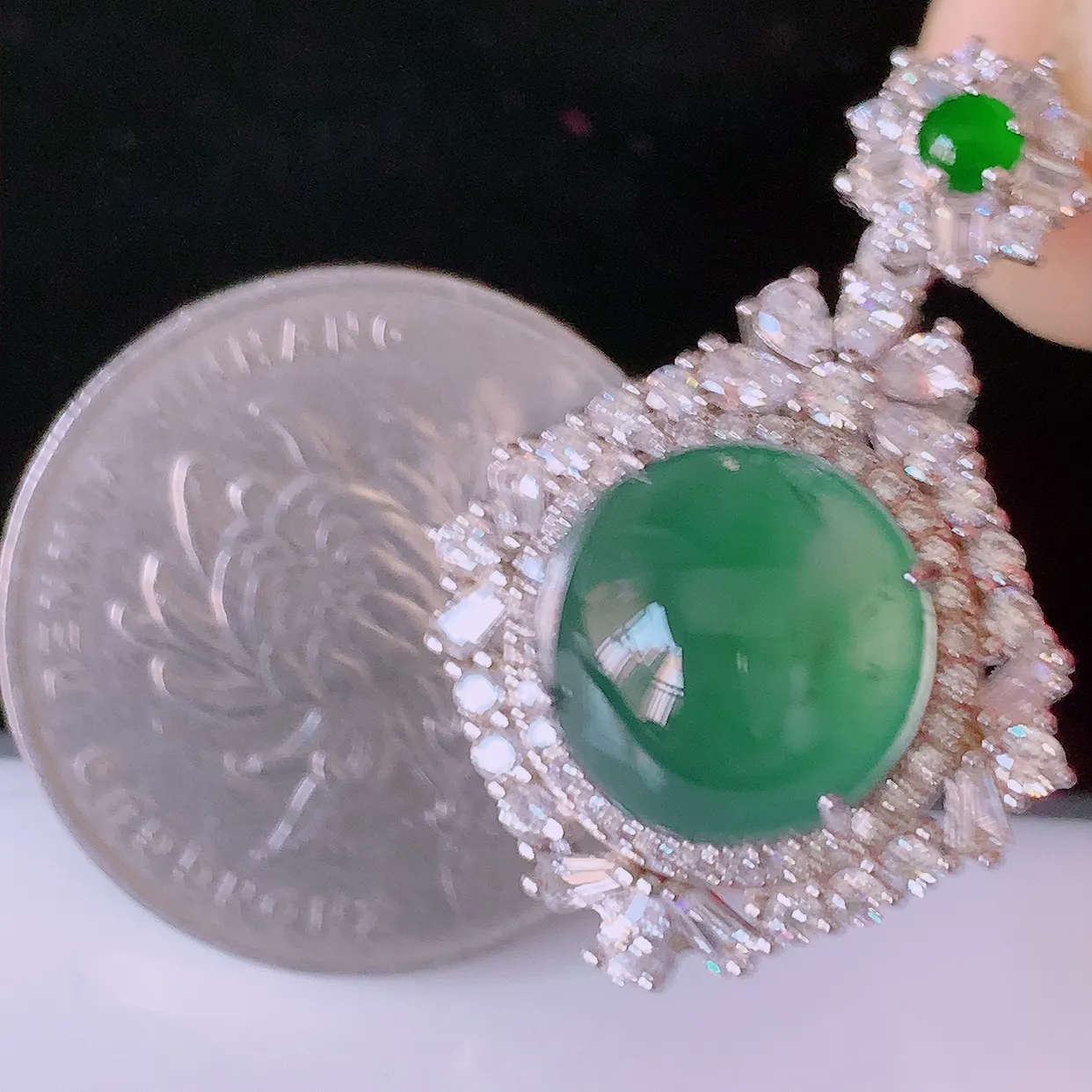 冰透满绿翡翠925银镶嵌吊坠，自然光实拍，翠色灵动，颜色漂亮，种老水足，品相佳，佩戴佳品！#97.13整体31*21*9.2裸石12-12