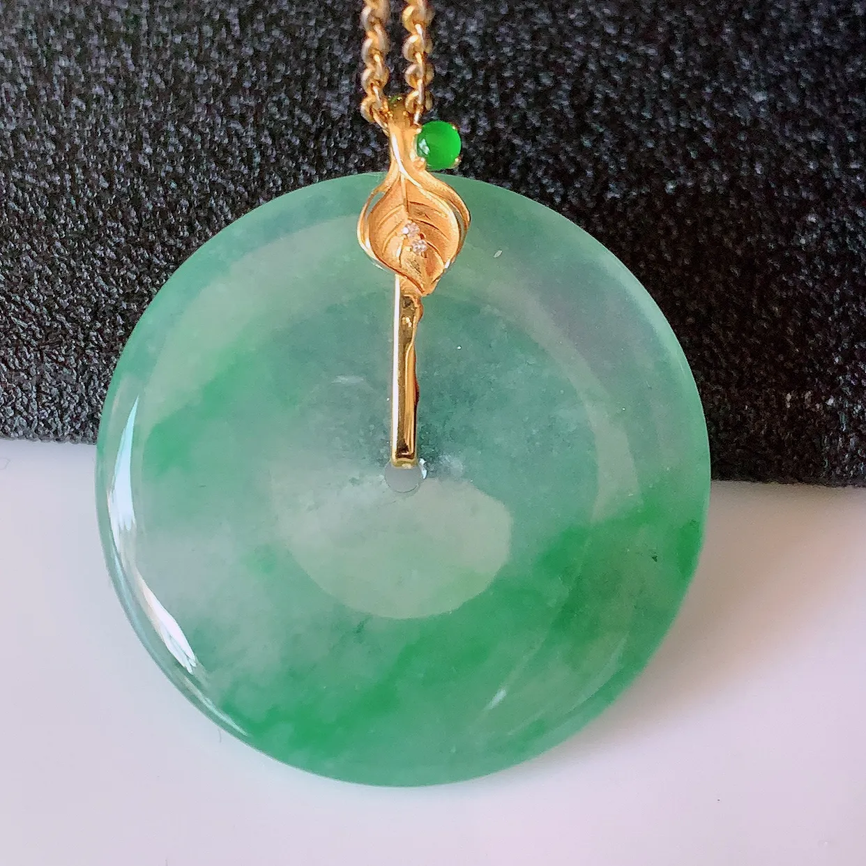 18K金镶嵌冰种飘绿翡翠平安扣吊坠，平安是福；翠色灵动，很美的料子，平安扣佩戴优雅迷人！#41.13整体28*25.5*5.5裸石25.5*25.5