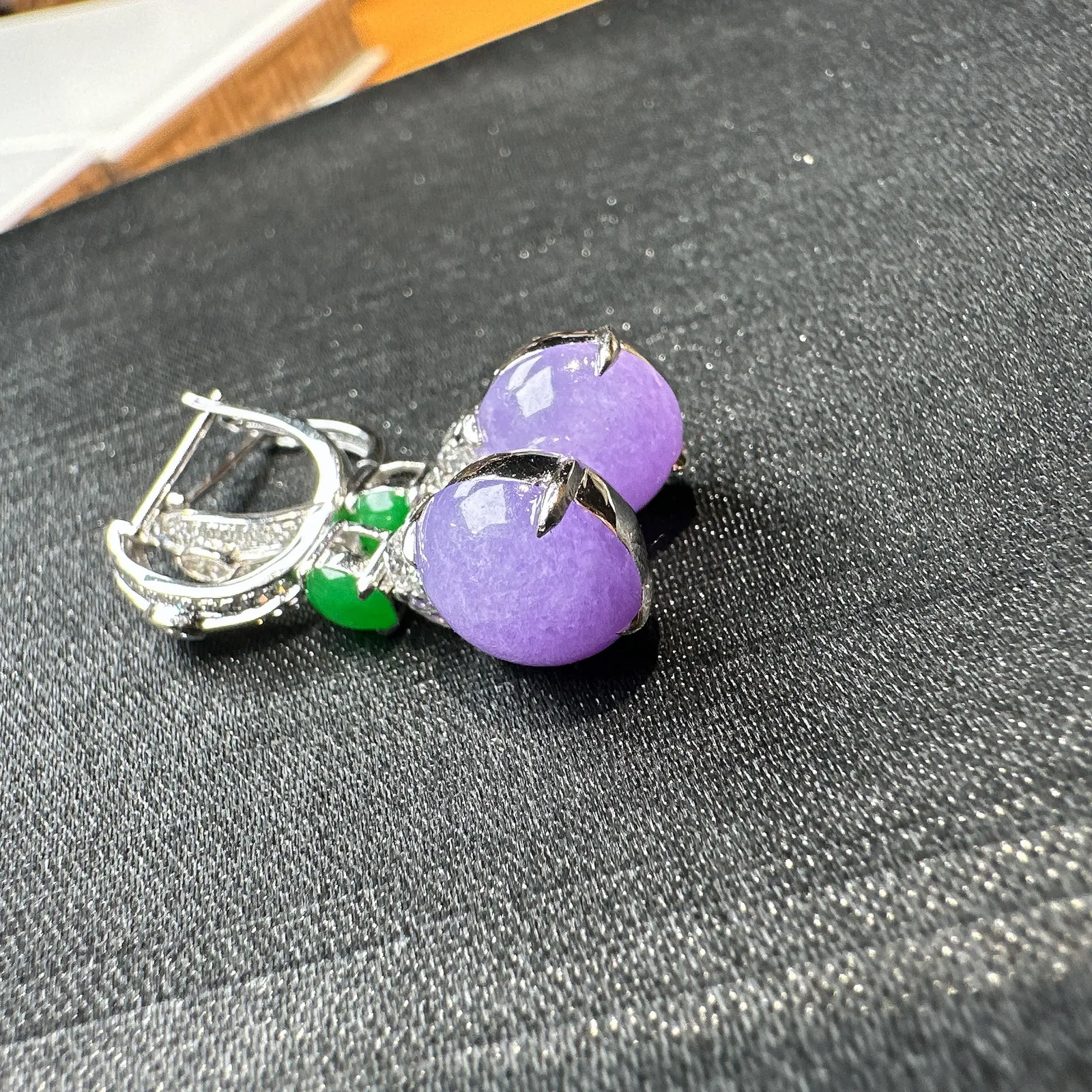 【冰种紫蛋面耳坠】质地细腻，色泽鲜亮，光泽度不错，18k金钻镶嵌，裸石尺寸8.8*8.6*3.8毫米