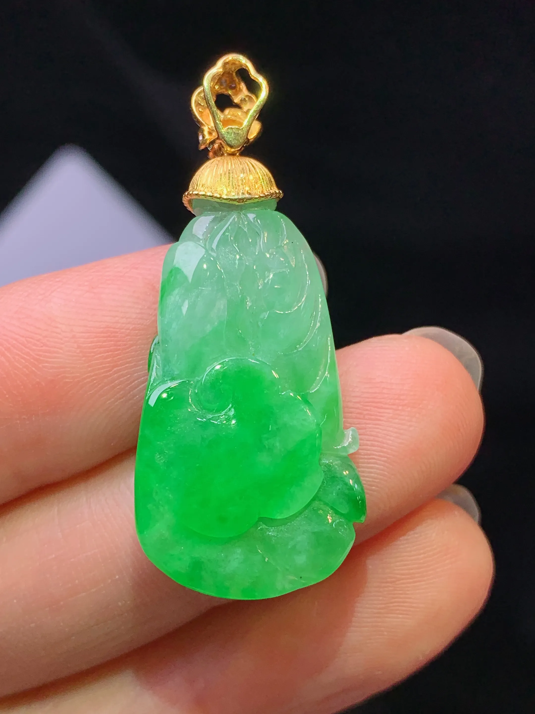 18k金钻镶嵌翠绿白菜吊坠 玉质细腻 色泽艳丽清新 整体尺寸37.2*15.8*5