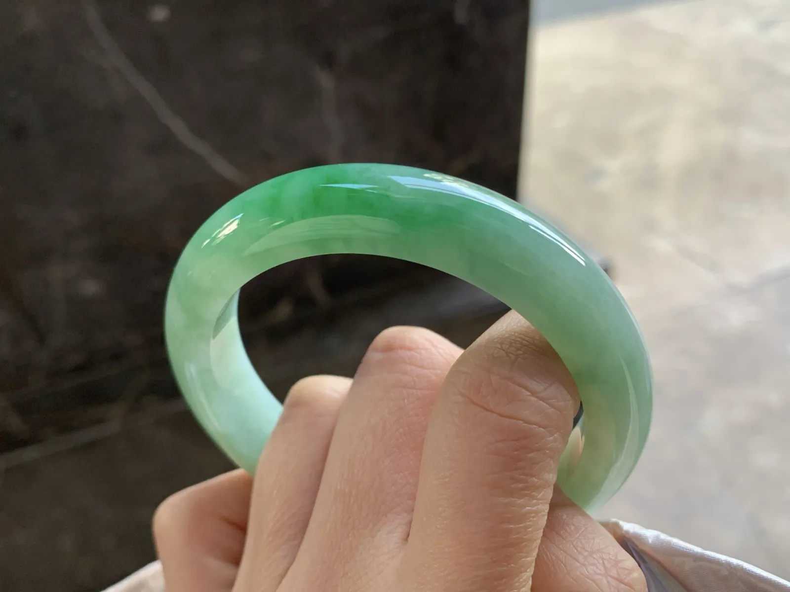 58-12.4-9.3

绿色手镯^_^鲜艳 玉质温润 底妆细腻