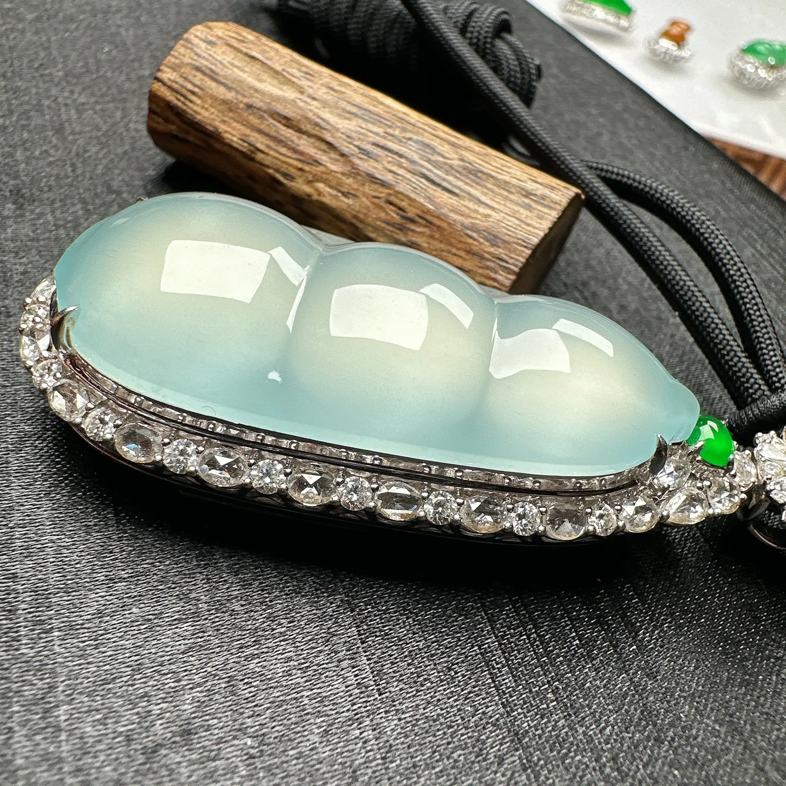 【冰种巨无霸福豆吊坠】天空蓝老料，起钢光，种地上乘，冰感十足，通透起光，饱满圆润，收藏品质，18k金钻镶嵌，裸石尺寸46.8*20.5*9毫米