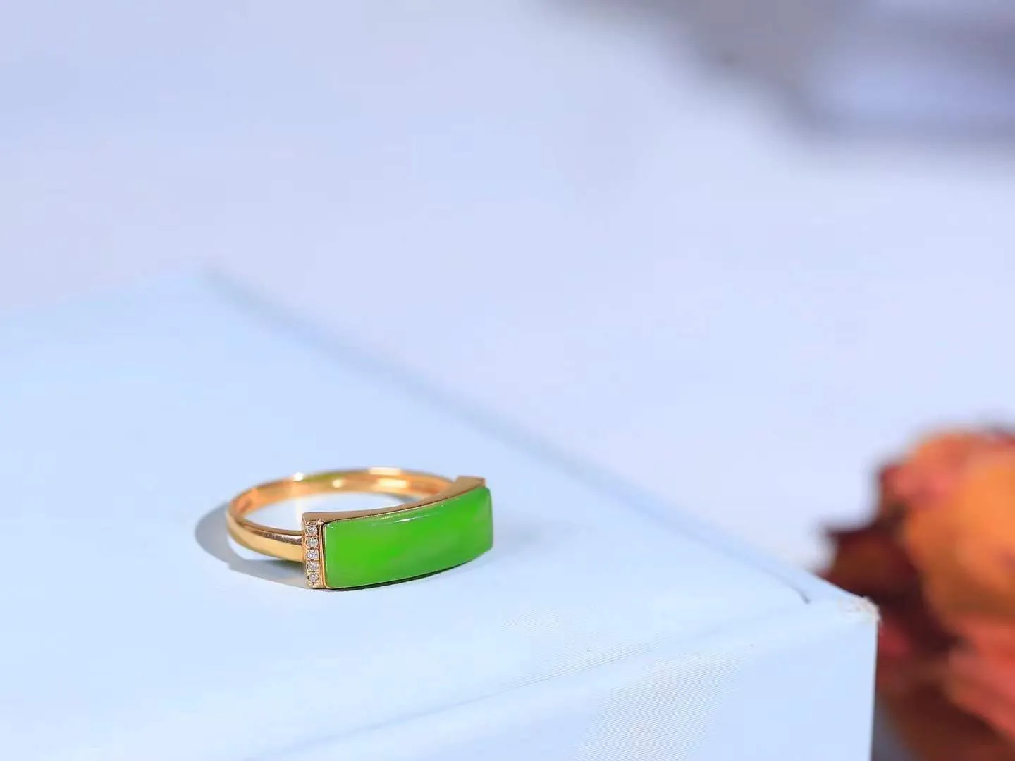 【金镶玉.戒指】

精品和田玉碧玉18k金镶嵌戒指 玉质细腻温润 油性十足 ，不论时光如何流转变化，这枚戒指始终闪耀着最初的光芒。精工镶嵌18K金 （保真金 可检测贵金属18K金） 重1.7克 尺寸17-14.7-4.7mm 78171455A